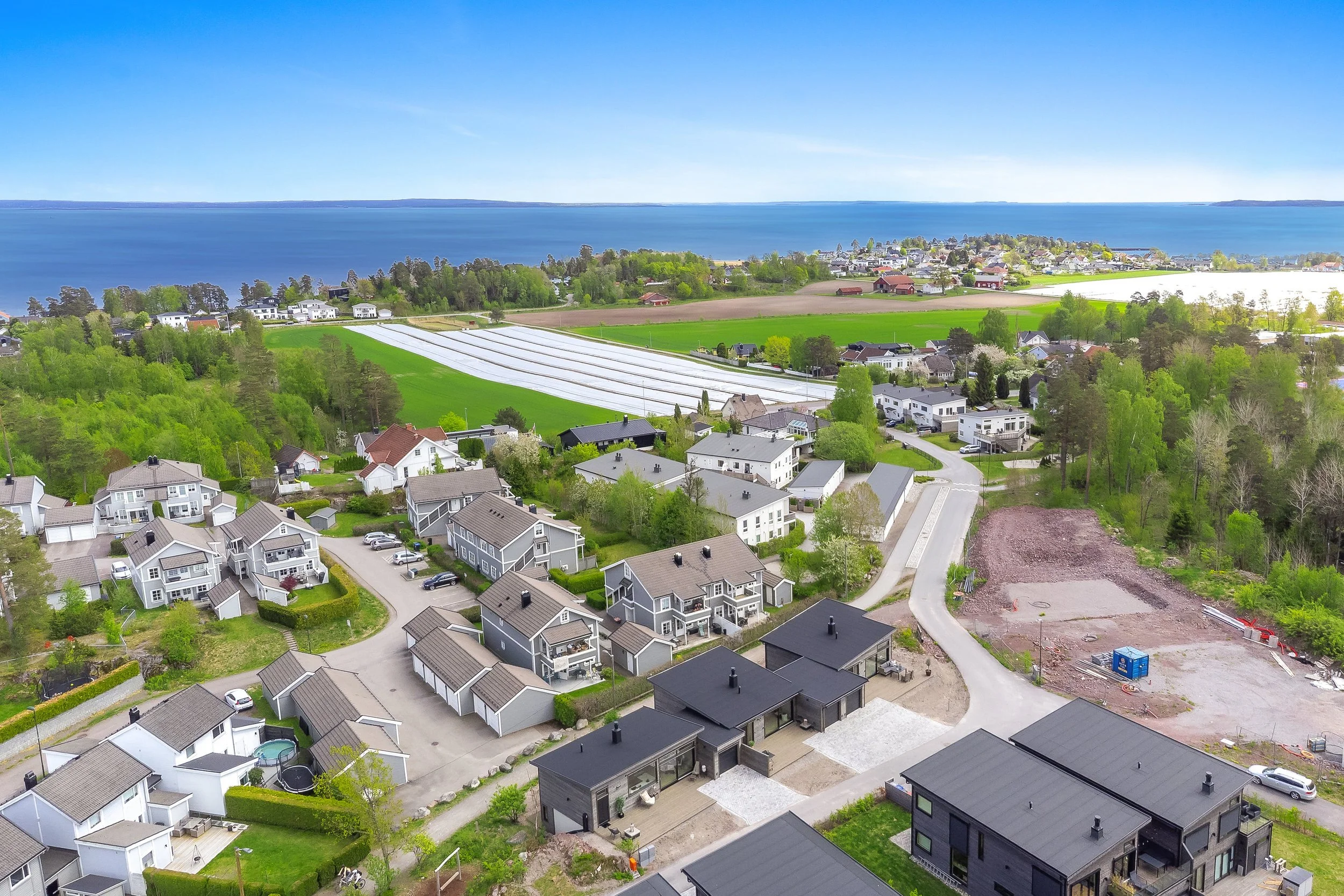 Boligene ligger idyllisk innerst i Ringshaughøyden-veien.