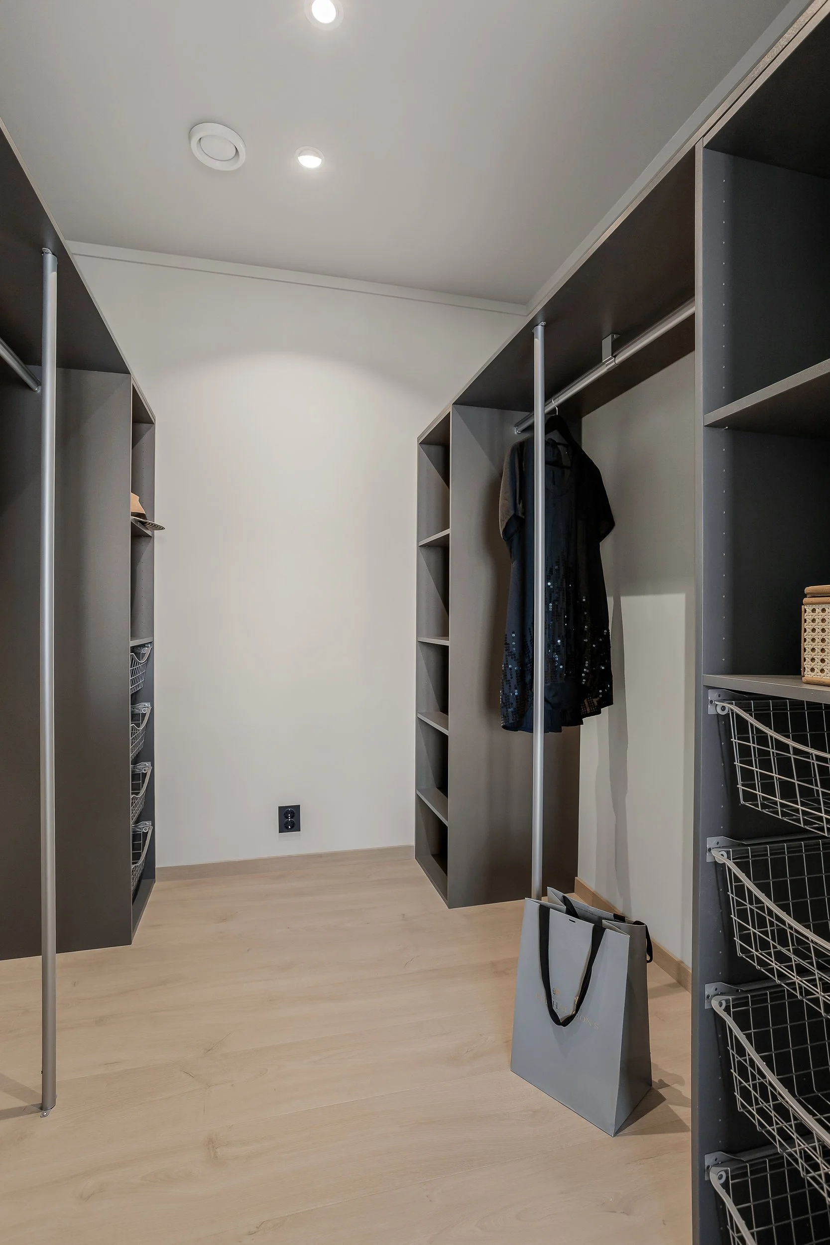 Fra hovedsoverommet er det direkte adkomst til en romslig walk-in-garderobe.