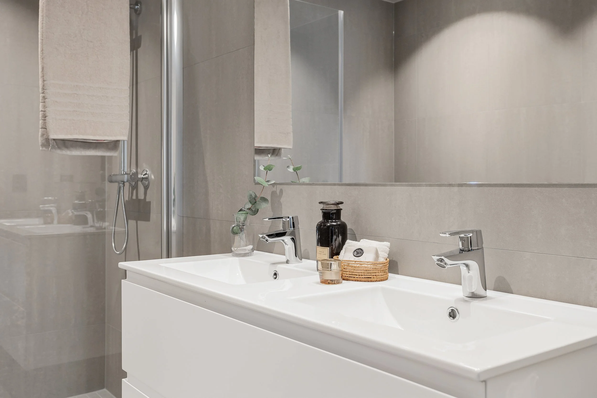 Detaljer fra badet med moderne armaturer og god oppbevaring.