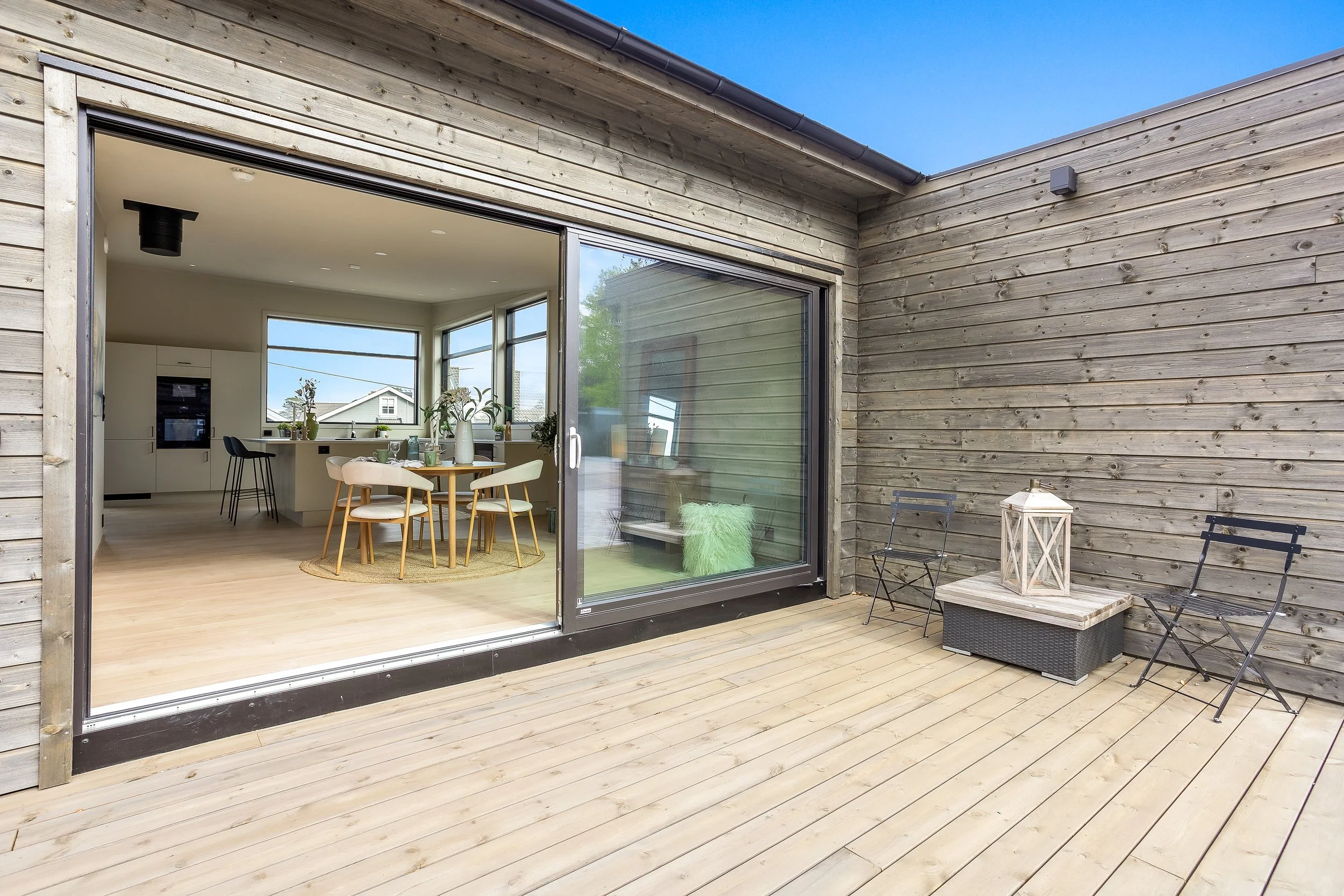 Skyvedøren gir en sømløs overgang mellom stue og terrasse.