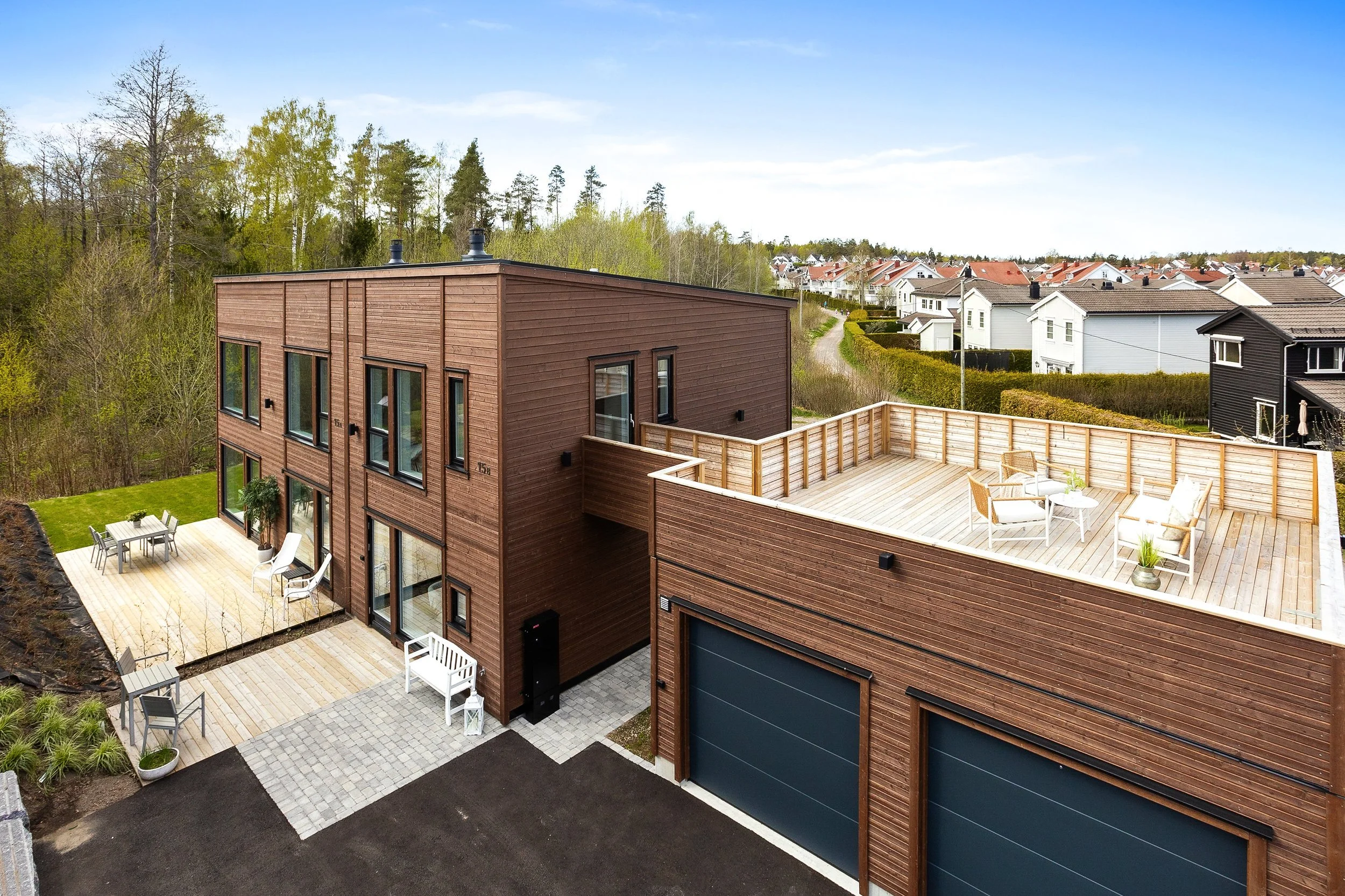 Boligen byr på flere private uteplasser, med både markterrasse ved stuen og en svært romslig takterrasse over garasjen.