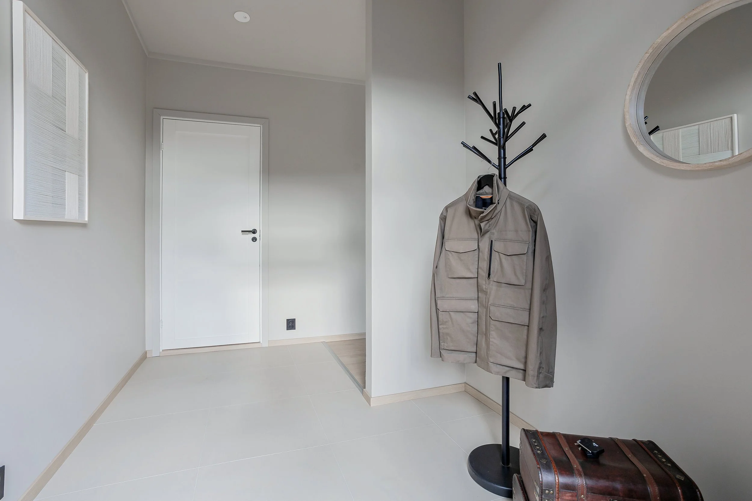 Entréen i andre etasje har flislagt gulv og plass til oppbevaring av yttertøy og garderobe