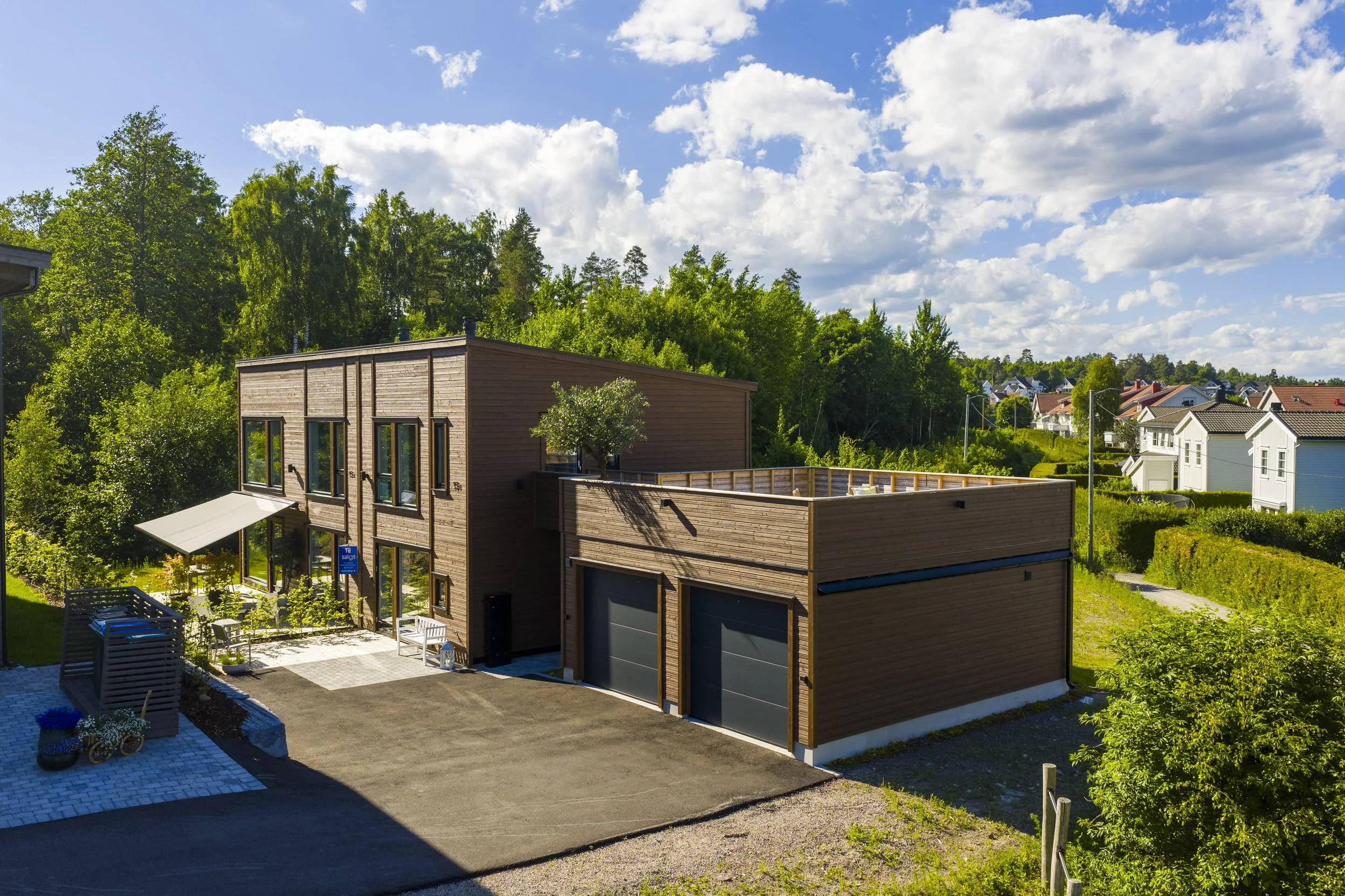 Boligen byr på flere private uteplasser, med både markterrasse ved stuen og en svært romslig takterrasse over garasjen.