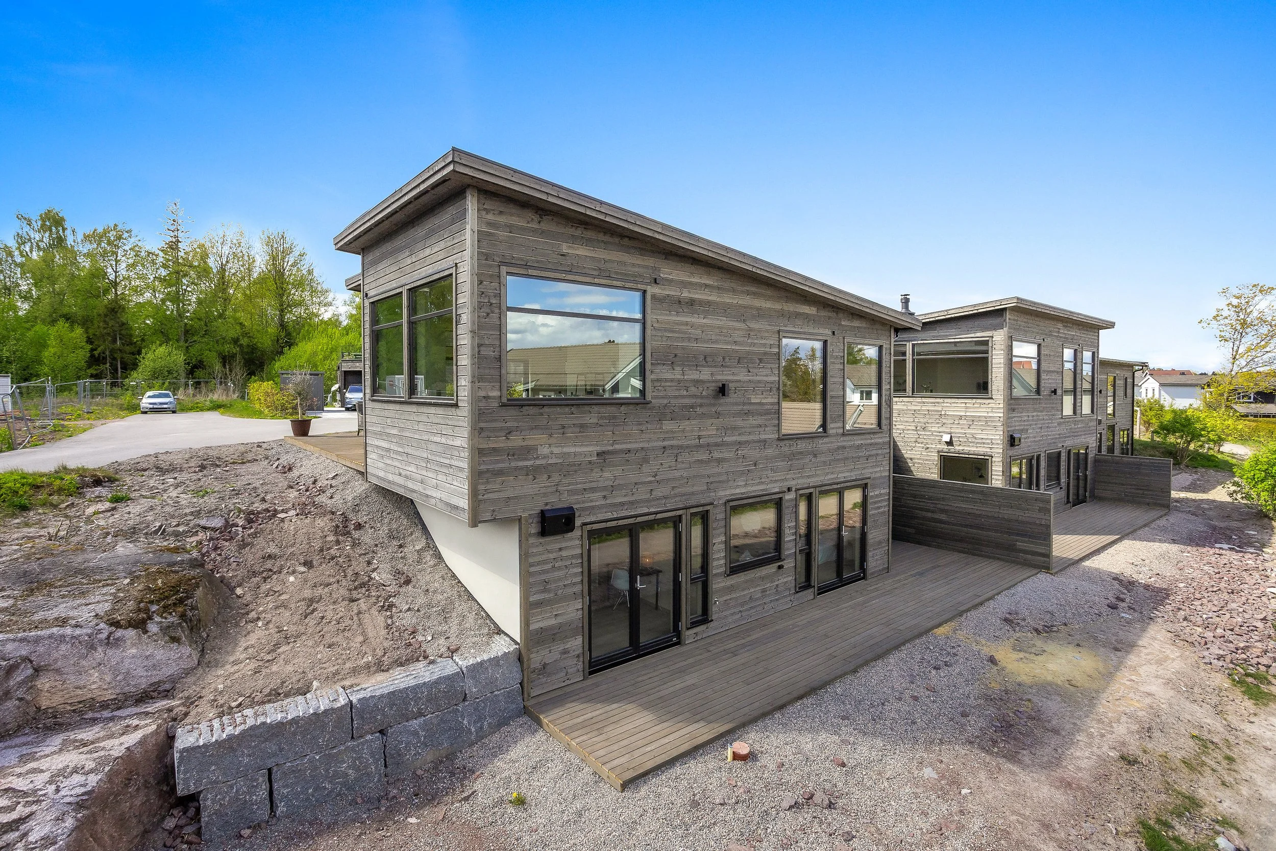 Boligens arkitektur er tilpasset terrenget.
