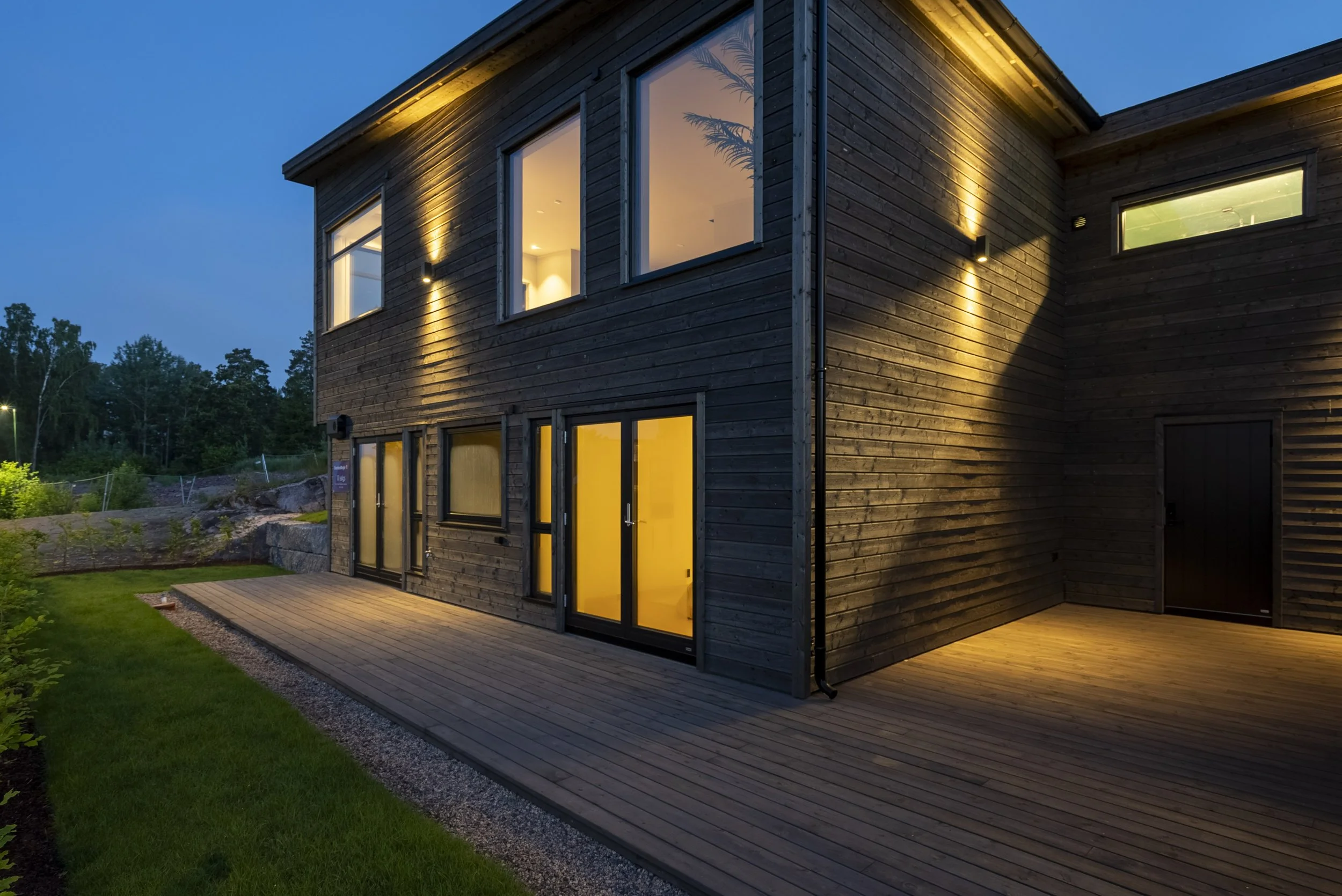 Koselig krok mellom leveggen og huset. Boden innerst.