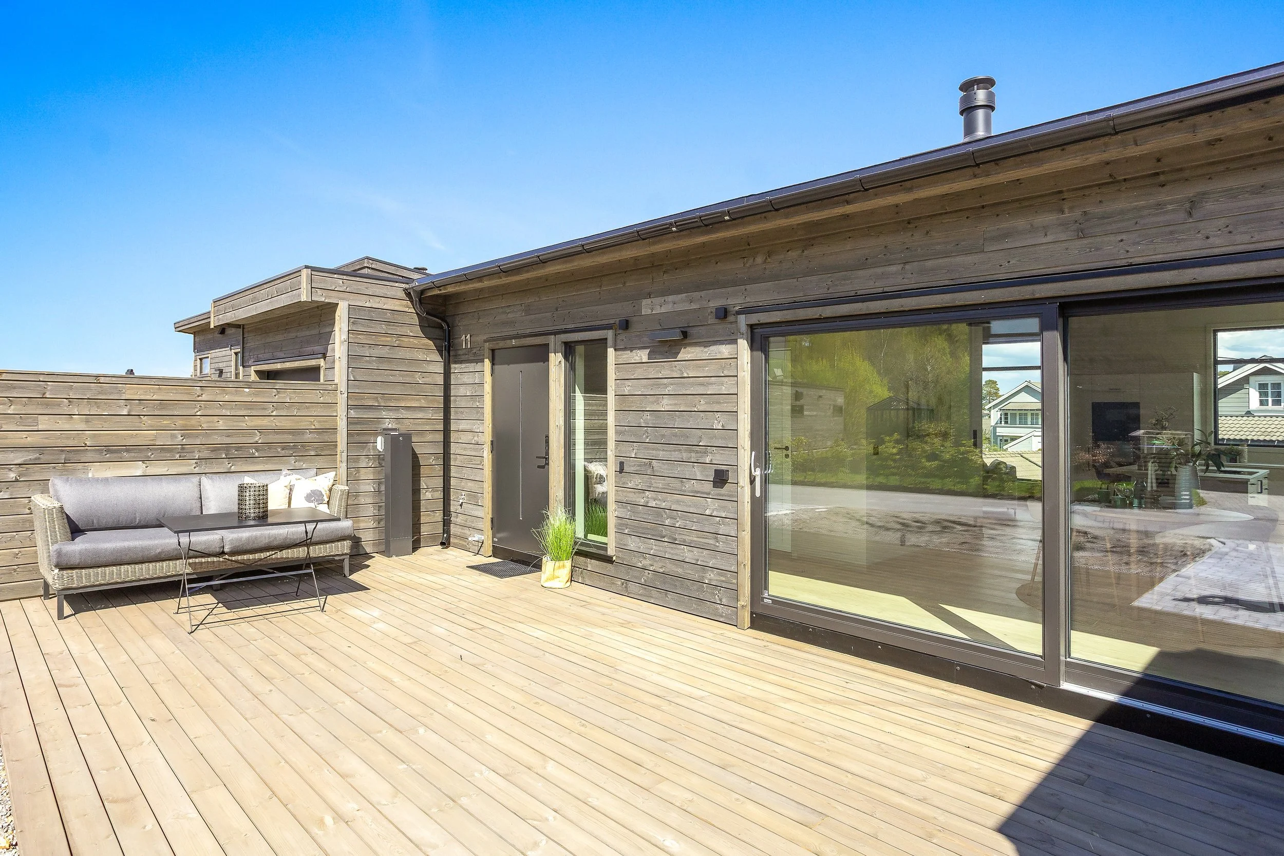 Velkommen til Ringshaughøyden 11! Skyvedøren gir en sømløs overgang mellom stue og terrasse.
