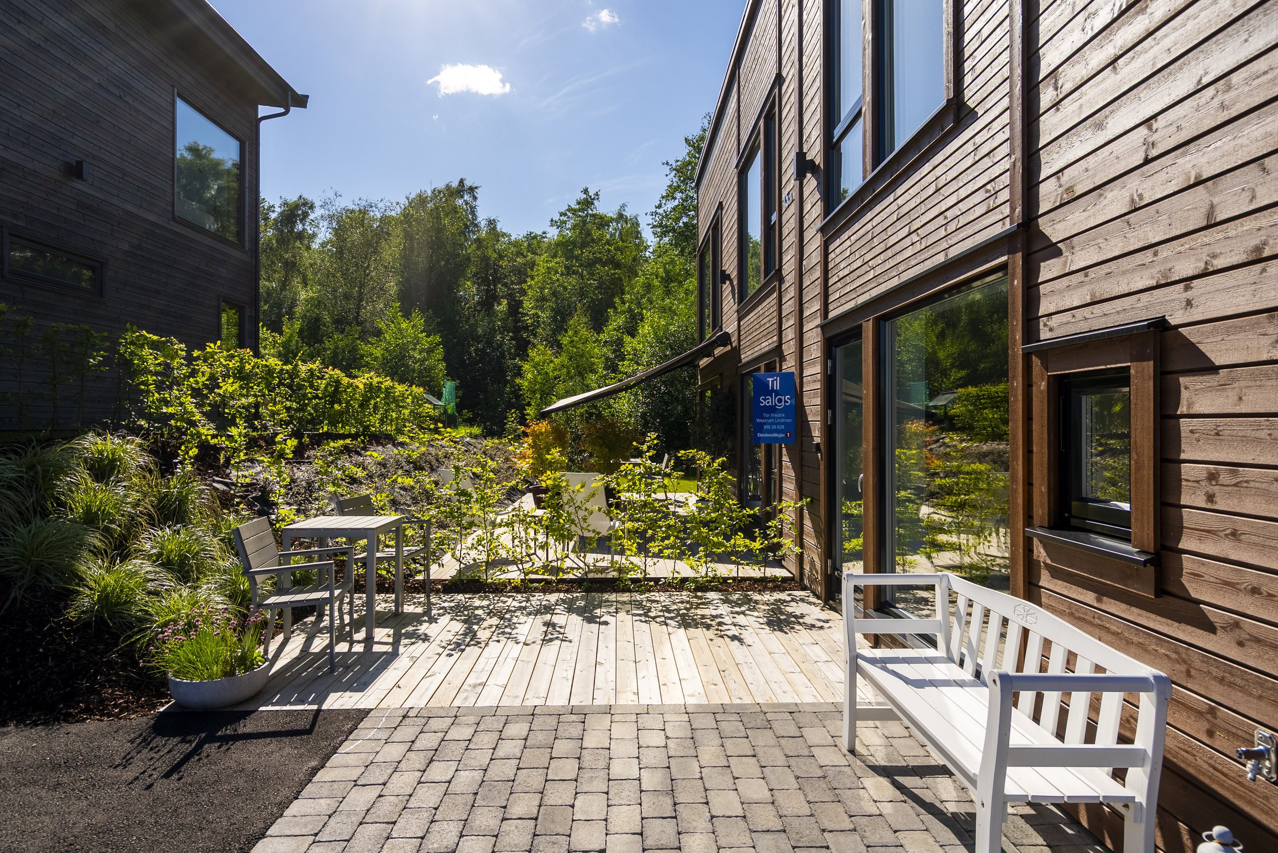 Boligen byr på flere private uteplasser, med både markterrasse ved stuen og en svært romslig takterrasse over garasjen.