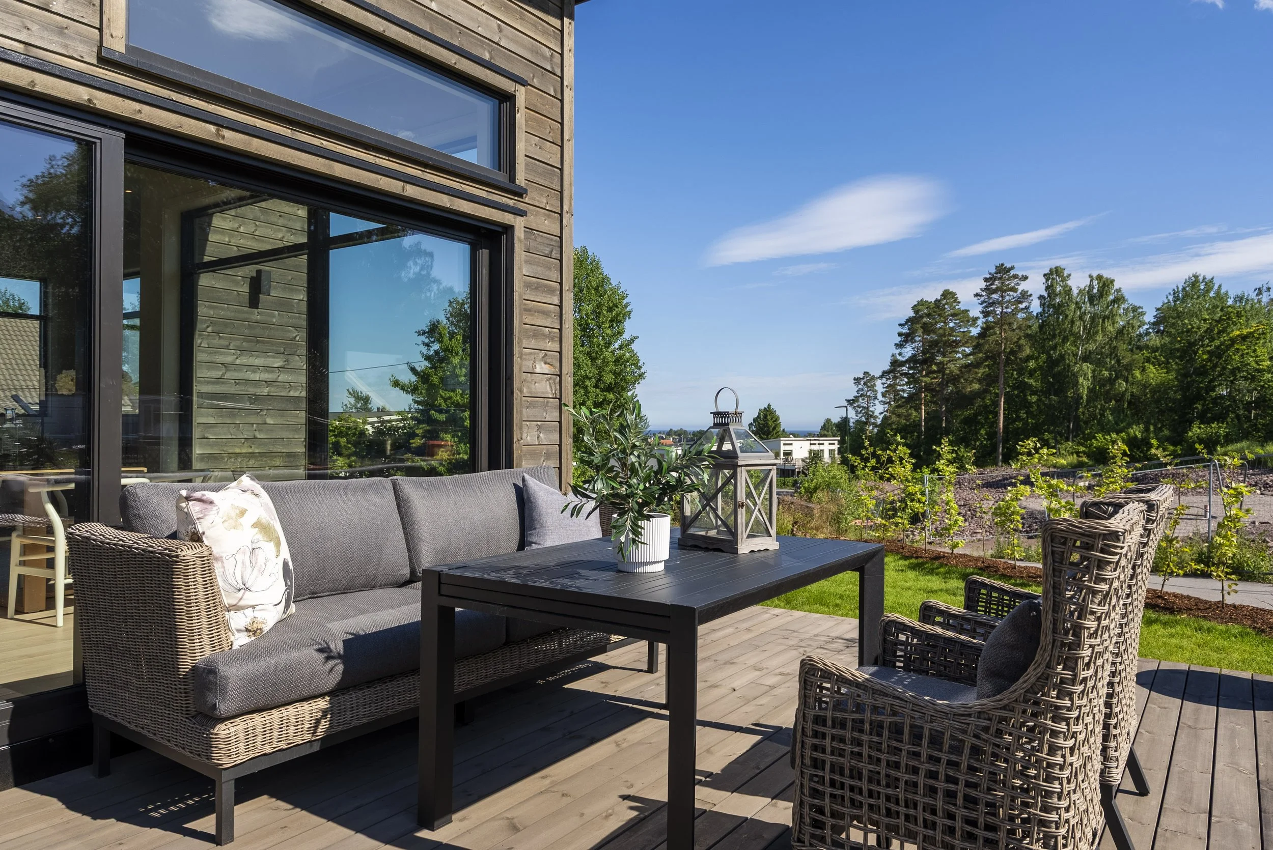 Fra terrassen er det et glimt av sjøen.