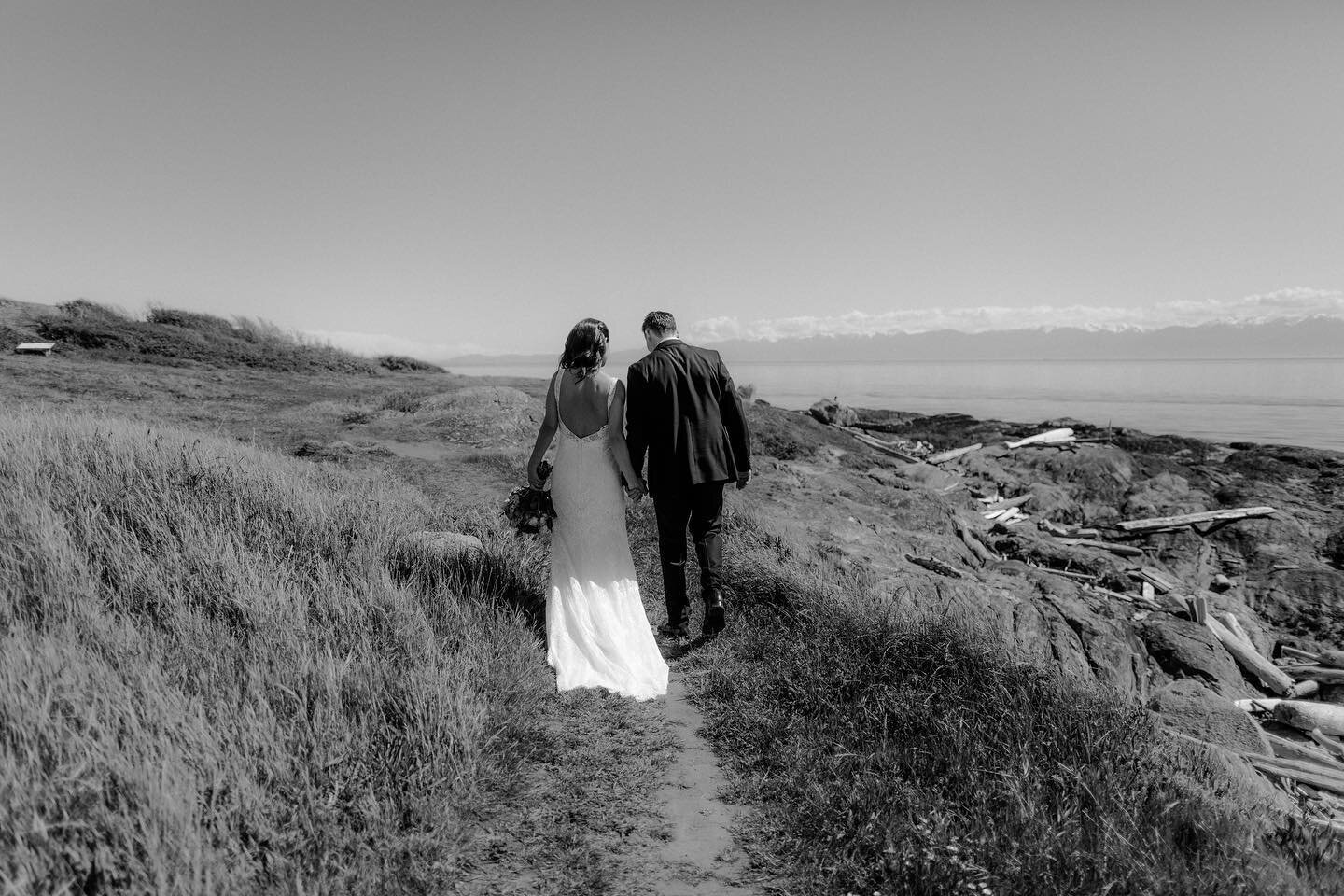 Feels like yesterday 🤍 Happy anniversary, Julia &amp; Clint!

#yyjweddingphotographer #vancouverislandweddings