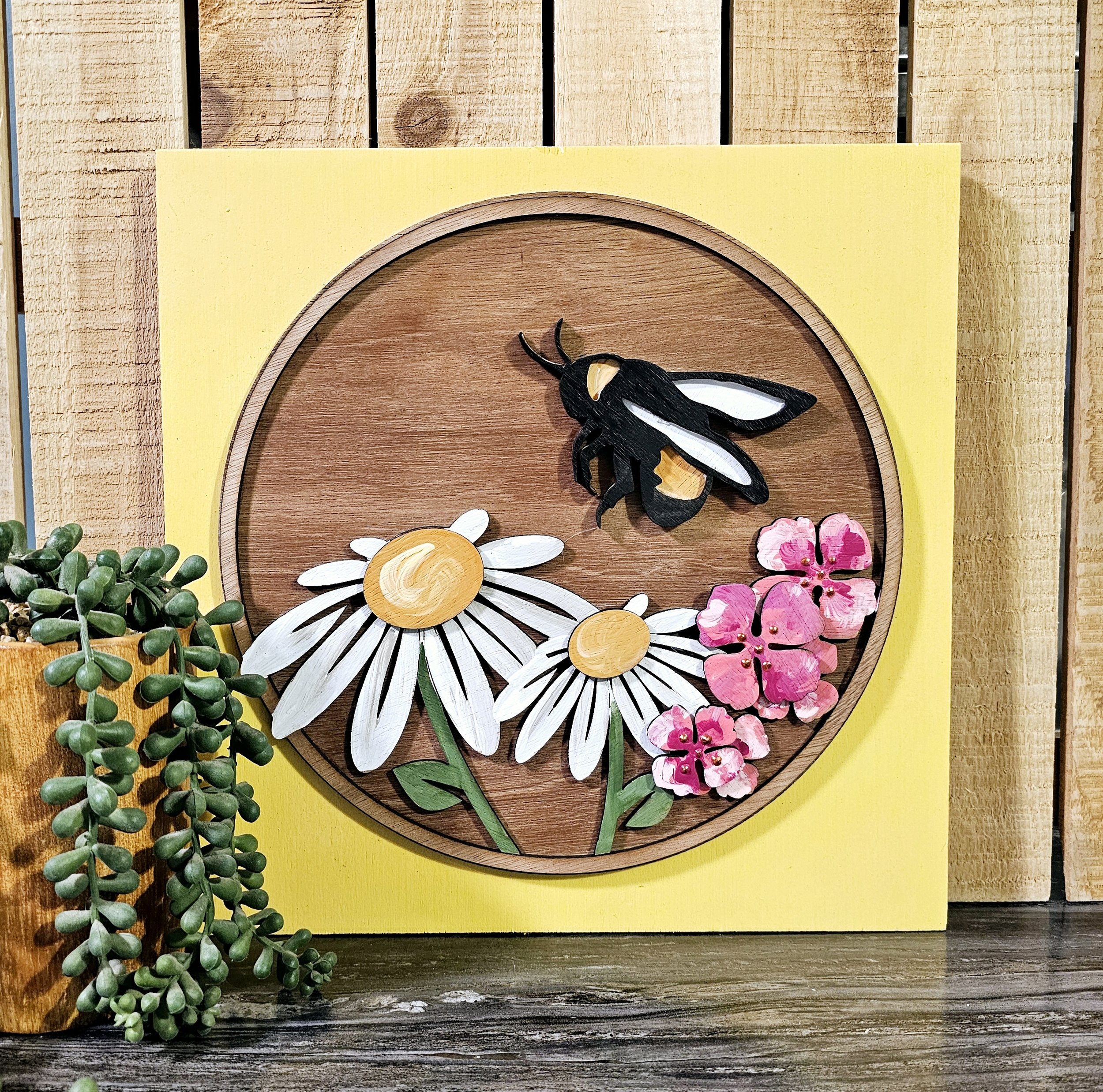 Floral Bee Ladder Tile