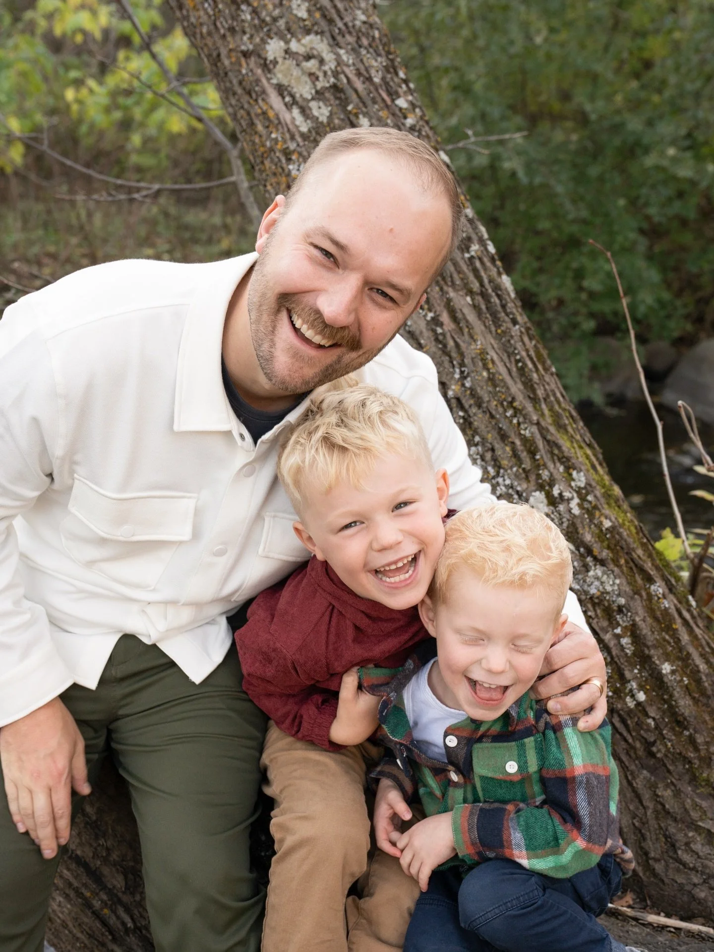 A fall session full of giggles 🍂 

#fall #claudiasinclairimages #family #boymom