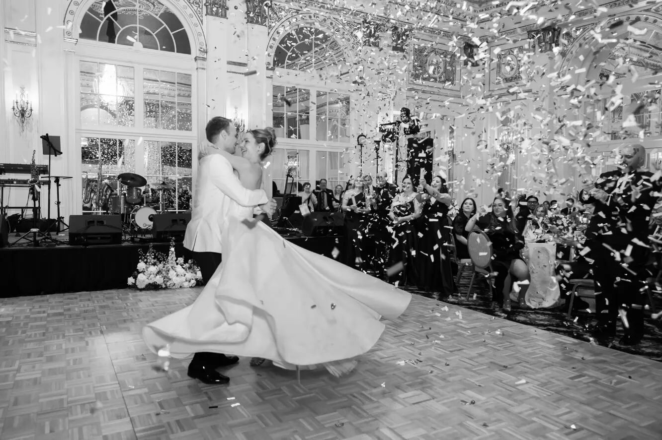 Not only did Carley and Zack have a choreographed first dance by the amazing @wilsondancestudio1, they also had a surprise finale that wowed their guests!

I am seriously obsessed with these confetti photos!