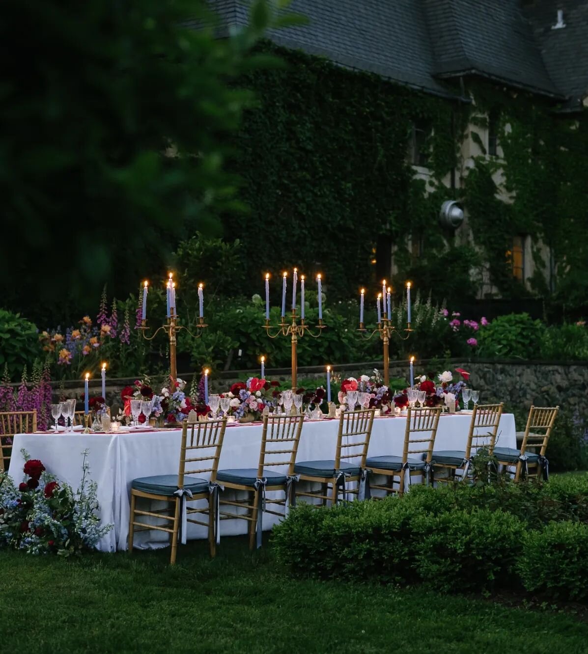This photo deserved a spotlight on the feed.

I absolutely love a candlelit reception, and the gardens at @greencrest_manor make it even more magical.