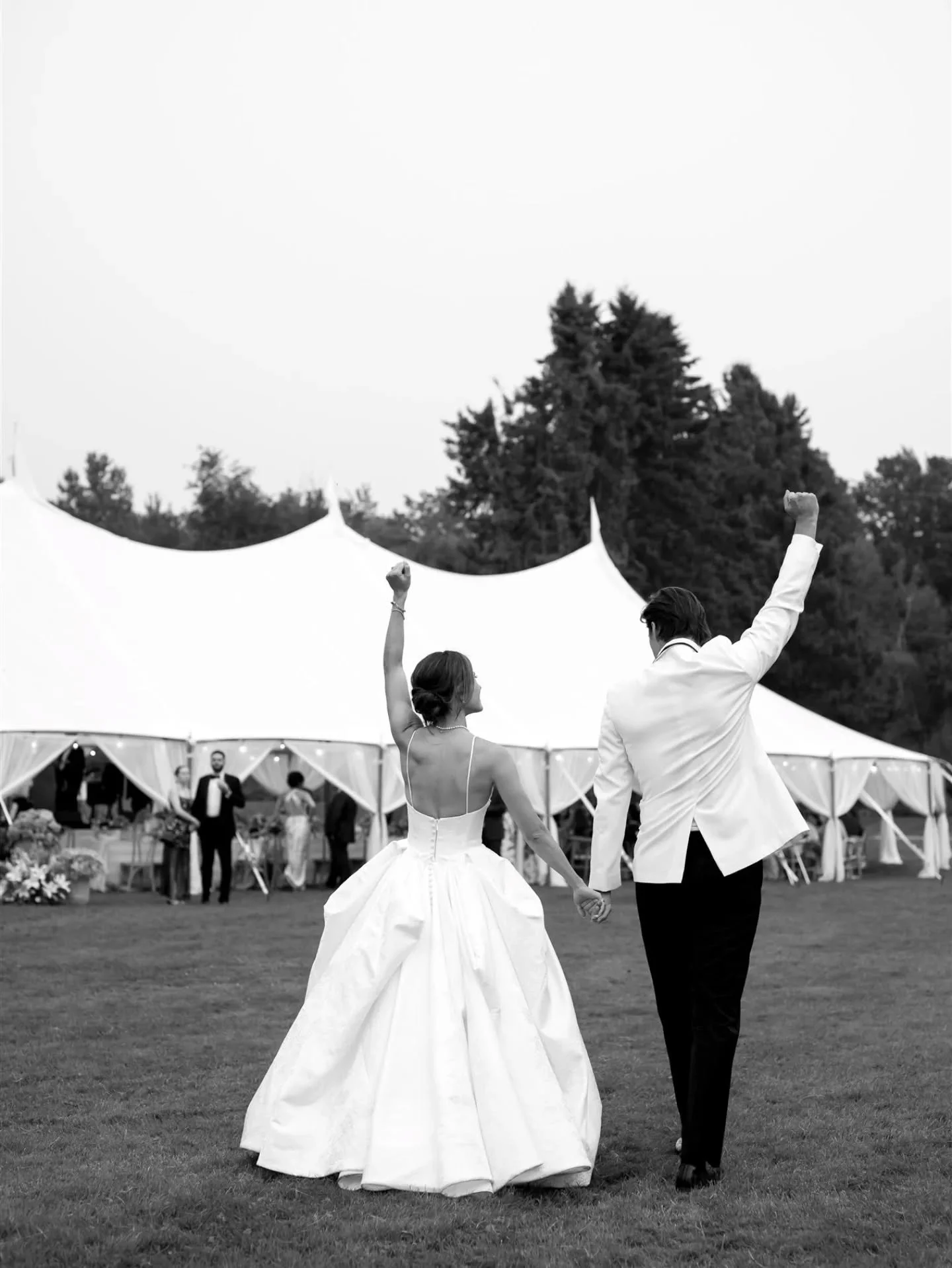 Forever drawn to the in-between moments. Anne and Justin, hand in hand, returning to their reception after sunset photos.

Photography:&nbsp;@sydneymariephotography
Planner:&nbsp;@up_north_events
Venue: Private Property
Hair and Makeup:&nbsp;@upnorth