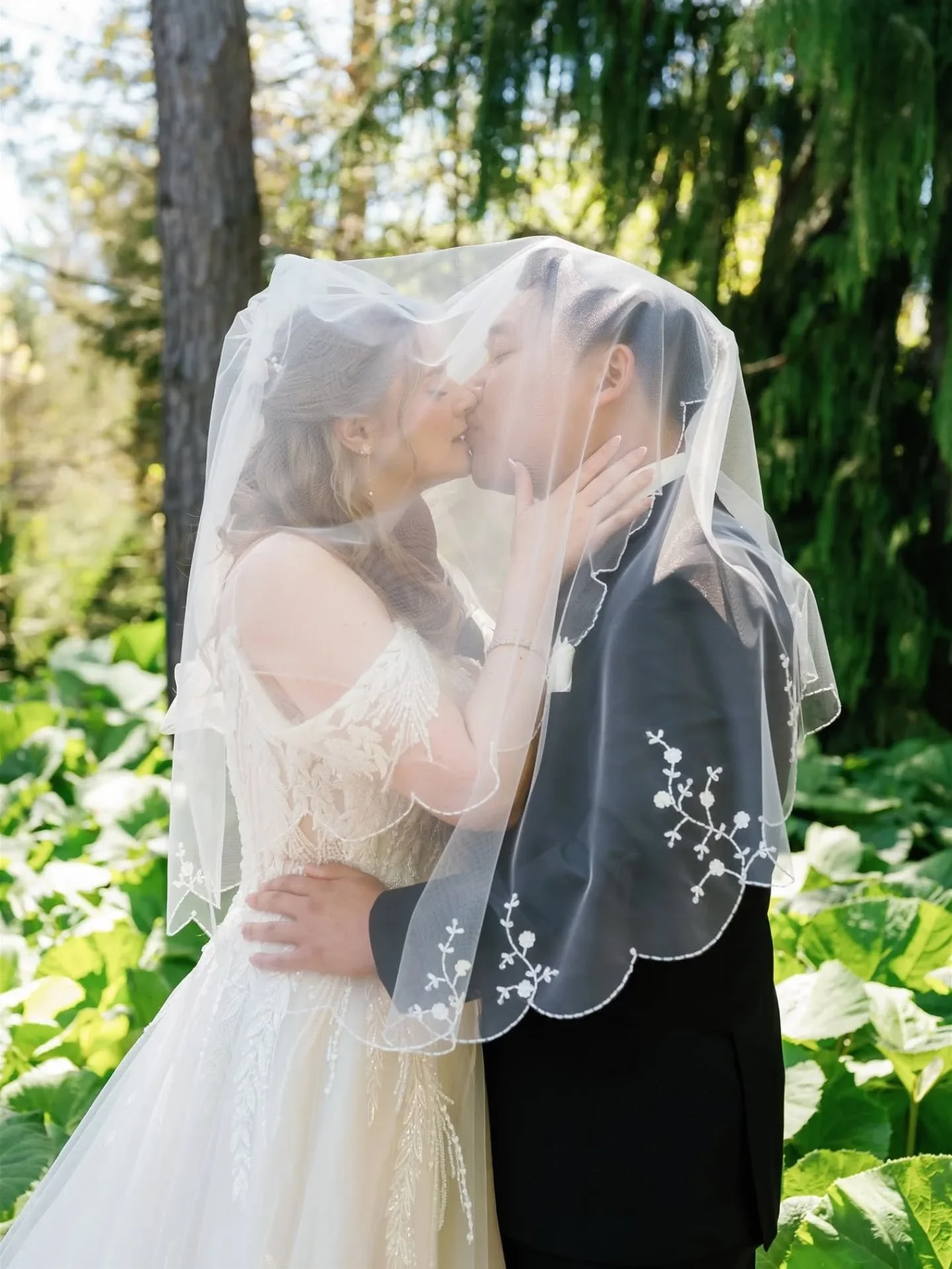 A few favorites from David + McKenna's wedding at @ivy.house.mi earlier this month. I cannot wait to share more from their beautiful day.

Photography: @sydneymariephotography
Venue: @ivy.house.mi
Coordinator: Heather @the.grant.collection
HMUA: @aft