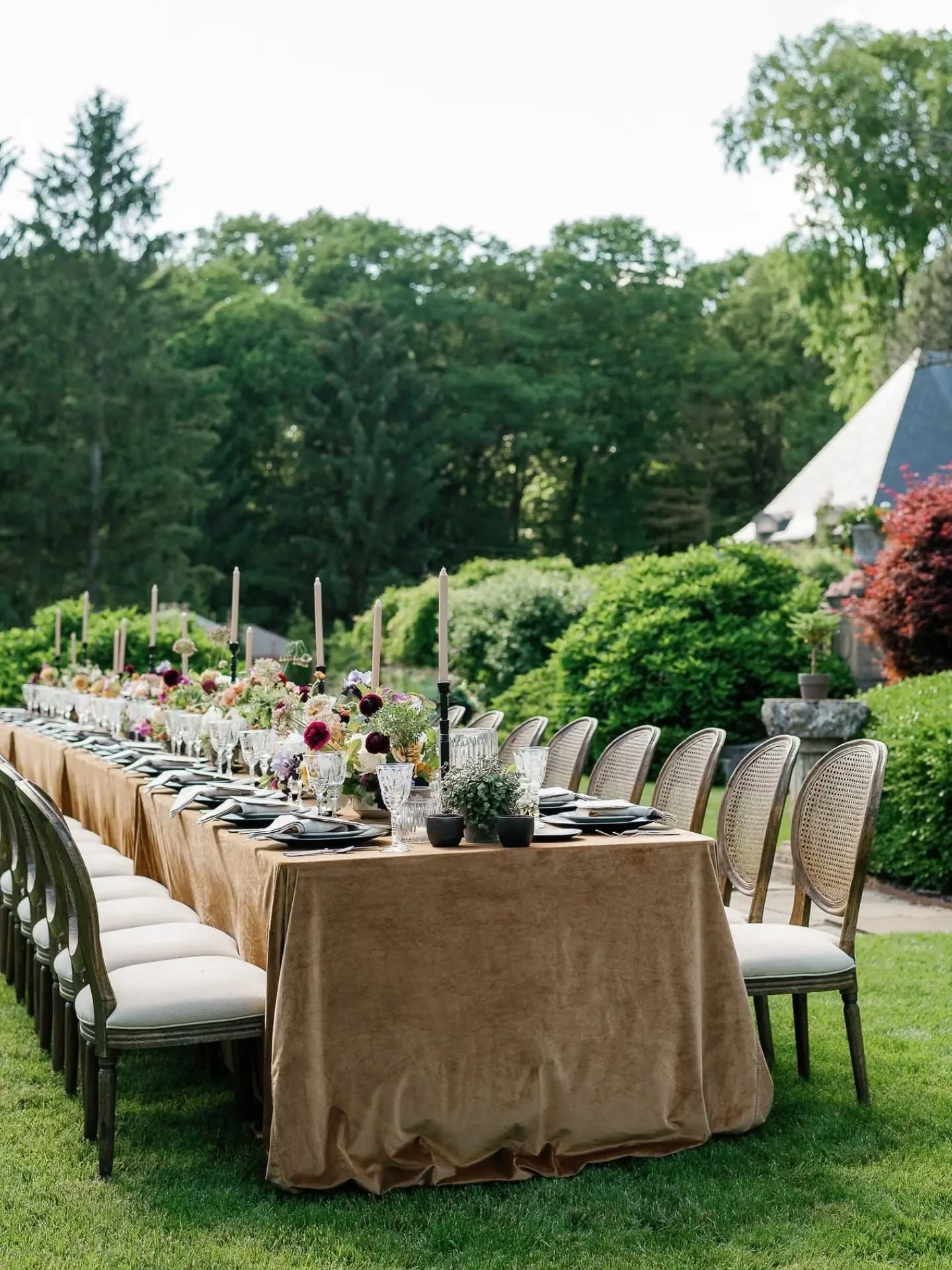 One of my favorite reception locations.

Designer: @kalebnormanjames
Venue: @greencrest_manor
Paper Goods: @greyandcake
Linens: @bbjlatavola
Tabletop rentals: @petuniarosechina
Chair rentals: @eventtheorymi
Workshop: @lecollectifgathering

[Michigan 