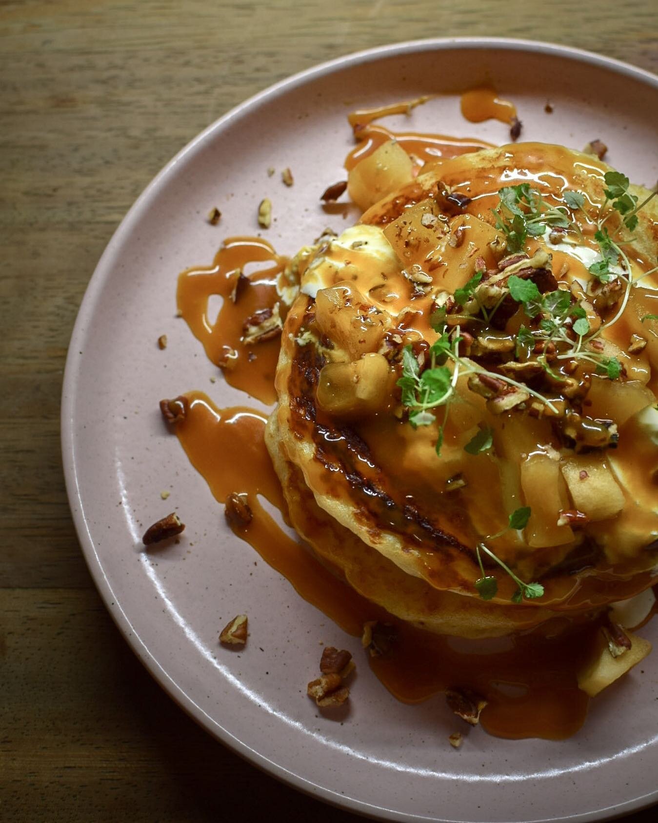 Come get cozy with us with our winter special 🥞 
Soft and fluffy buttermilk pancakes, apple compote, vanilla mascarpone, miso caramel and toasted pecans
.
.
.
.
#thelowdowncoventgarden #38bedfordstreet #coventgarden #brunch #winter #londonbrunch #lo