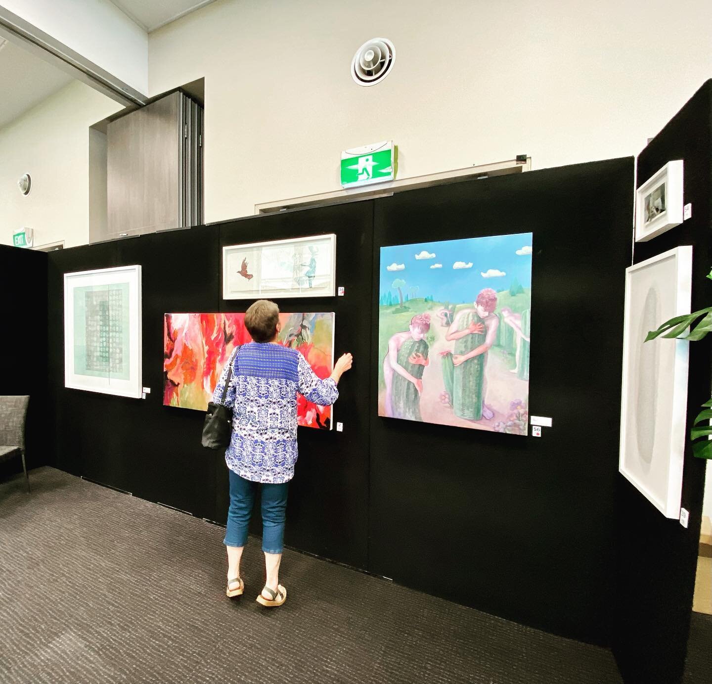 Yes this lady is on tippy toes checking out my print 😂Being selected as a finalist in the WSA NZ Painting and Printmaking Awards was such an honour. Thanks to printmaking legend and selector @shepheardcarole and the gorgeous @evanwoodruffe for curat