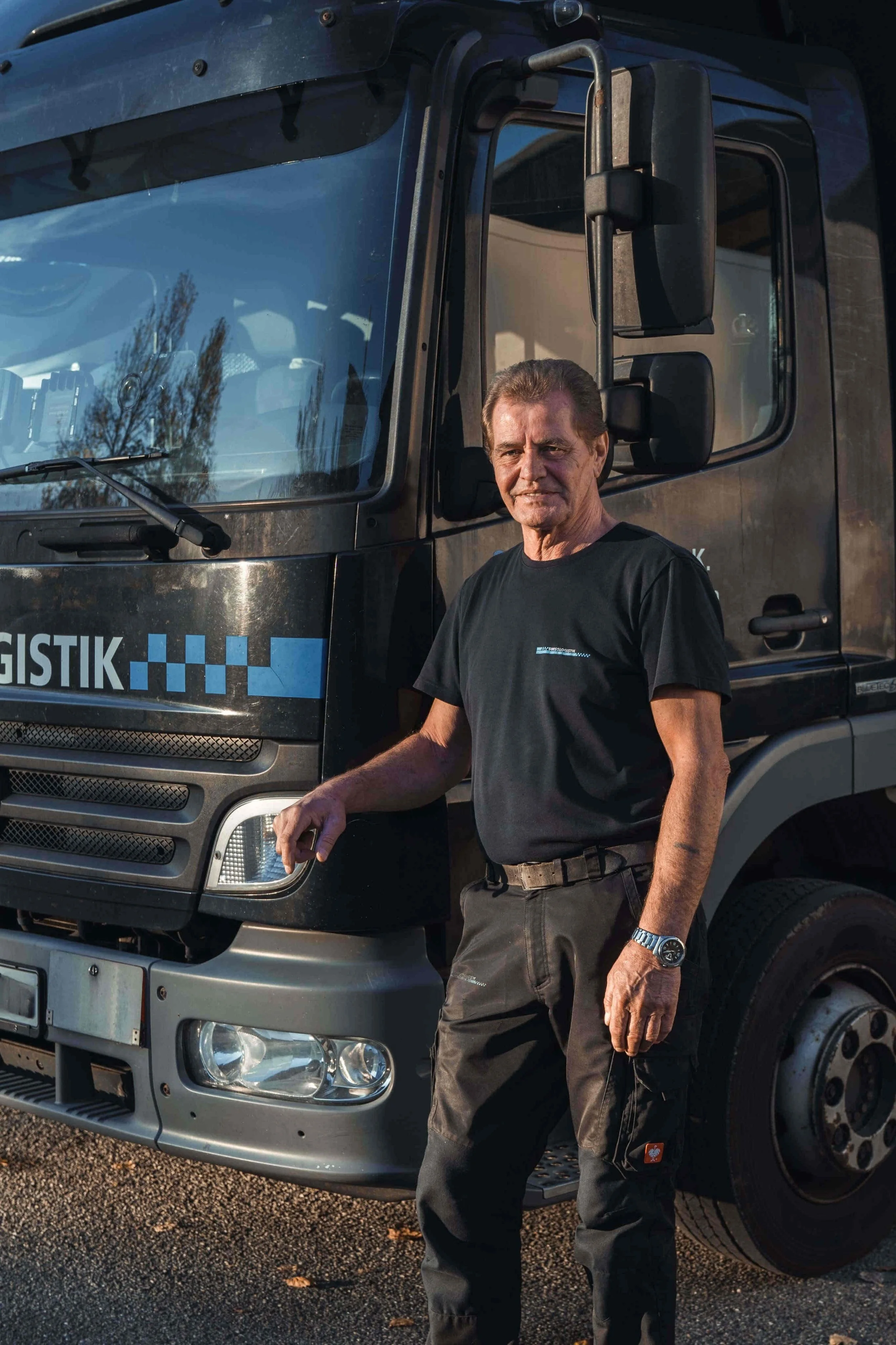 Berufskraftfahrer neben einem LKW