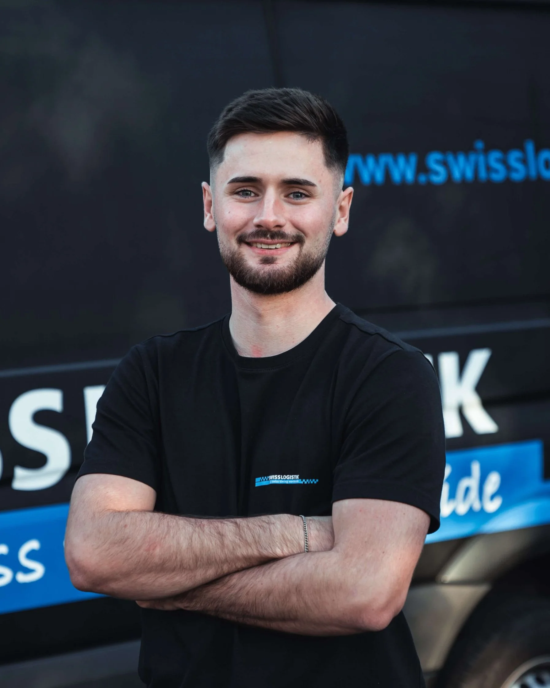 Aaron Degen vor Mercedes-Benz Sprinter