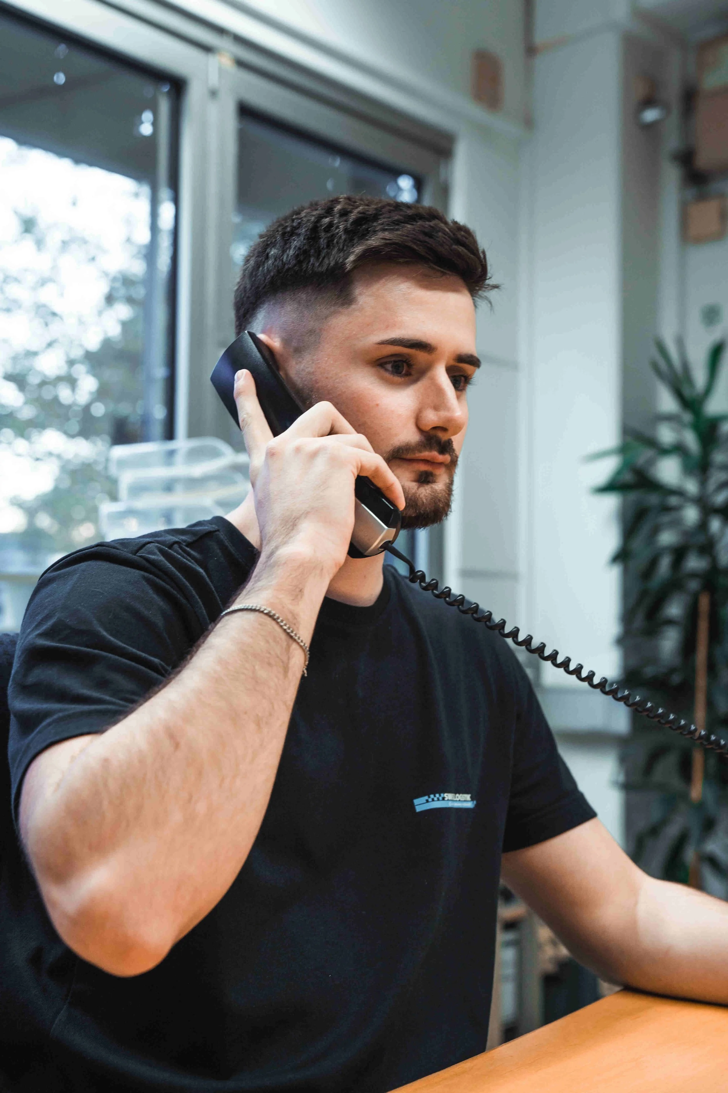 Spediteur am Telefon