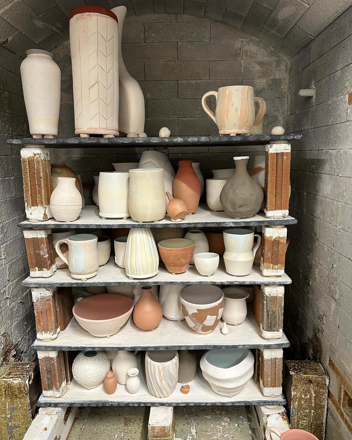 Super day with my Clay school peeps @theumbrellaarts in Concord with Zac @zachary_mickelson_ceramics to glaze and load a Soda Firing that will get started on Wednesday!! 

#theclayschool #concordumbrella #ceramicstudio #potterylife #sodafiredpottery 