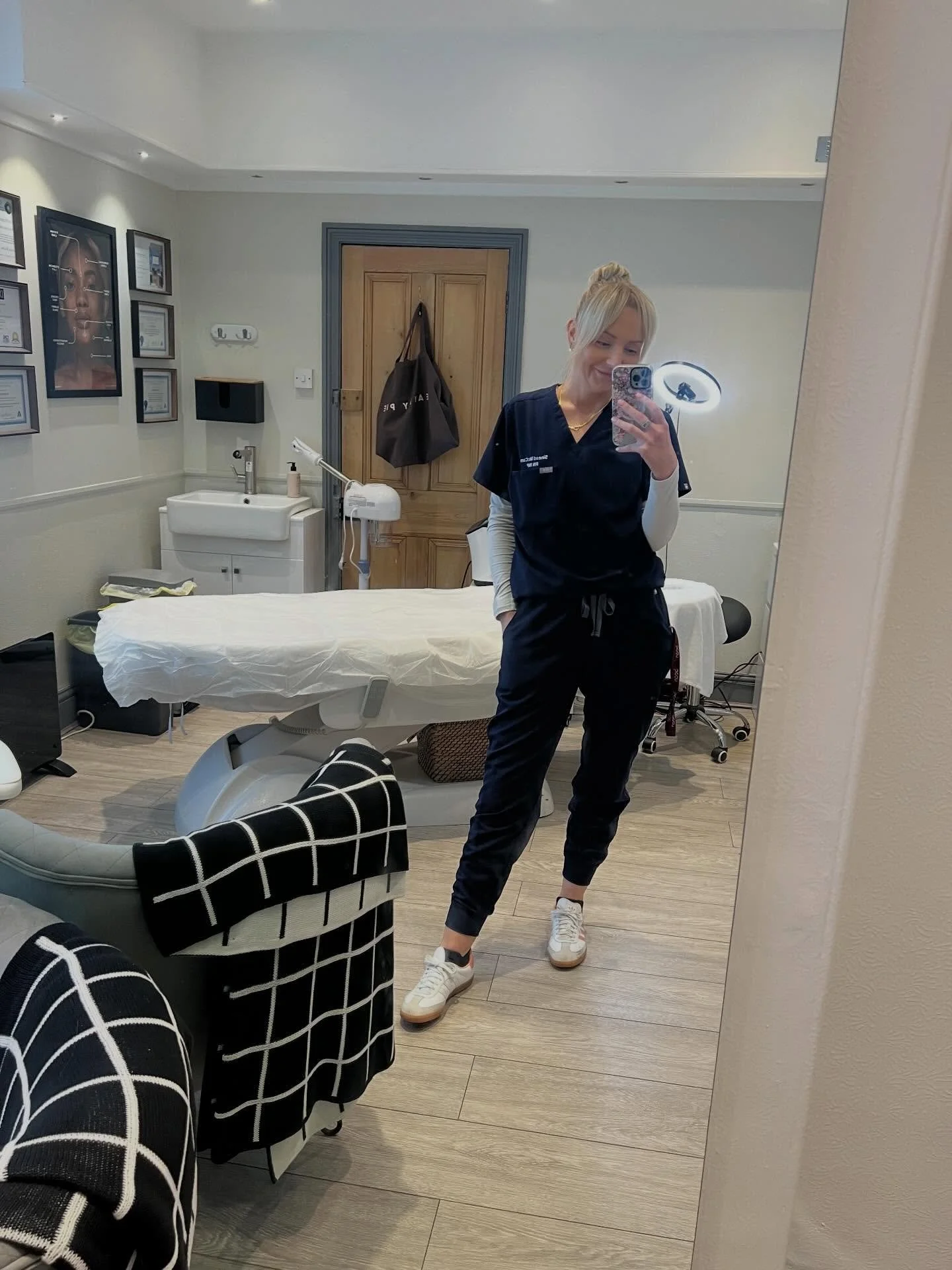 F E B R U A R Y 

A bit delayed (and a bit of a boring round up) February was back to work, trying to keep up healthy habits with @ancientandbrave and @theturmericco daily, consistent skincare, admitting to my lip product obsession, and more work. 

