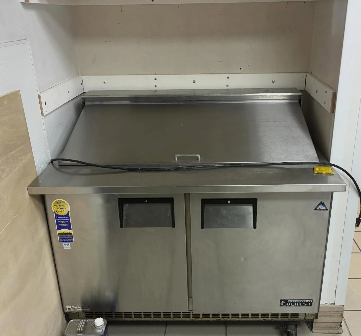 Fresh Mozzarella, prosciutto, roasted red pepper sandwich.. 😋