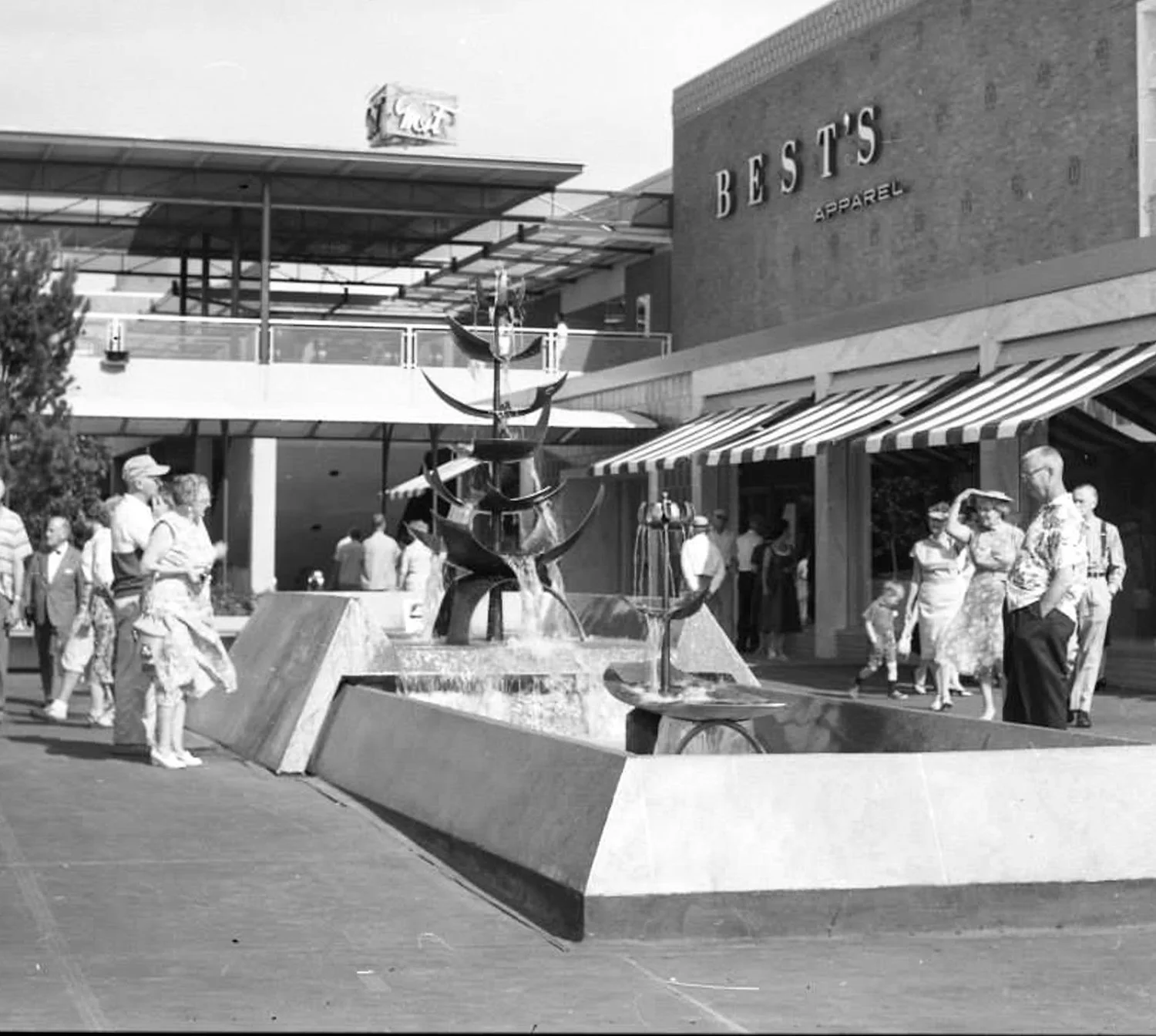 Tsutakawa_LLOYD-CENTER-FOUNTAIN_1960_original-install.jpg
