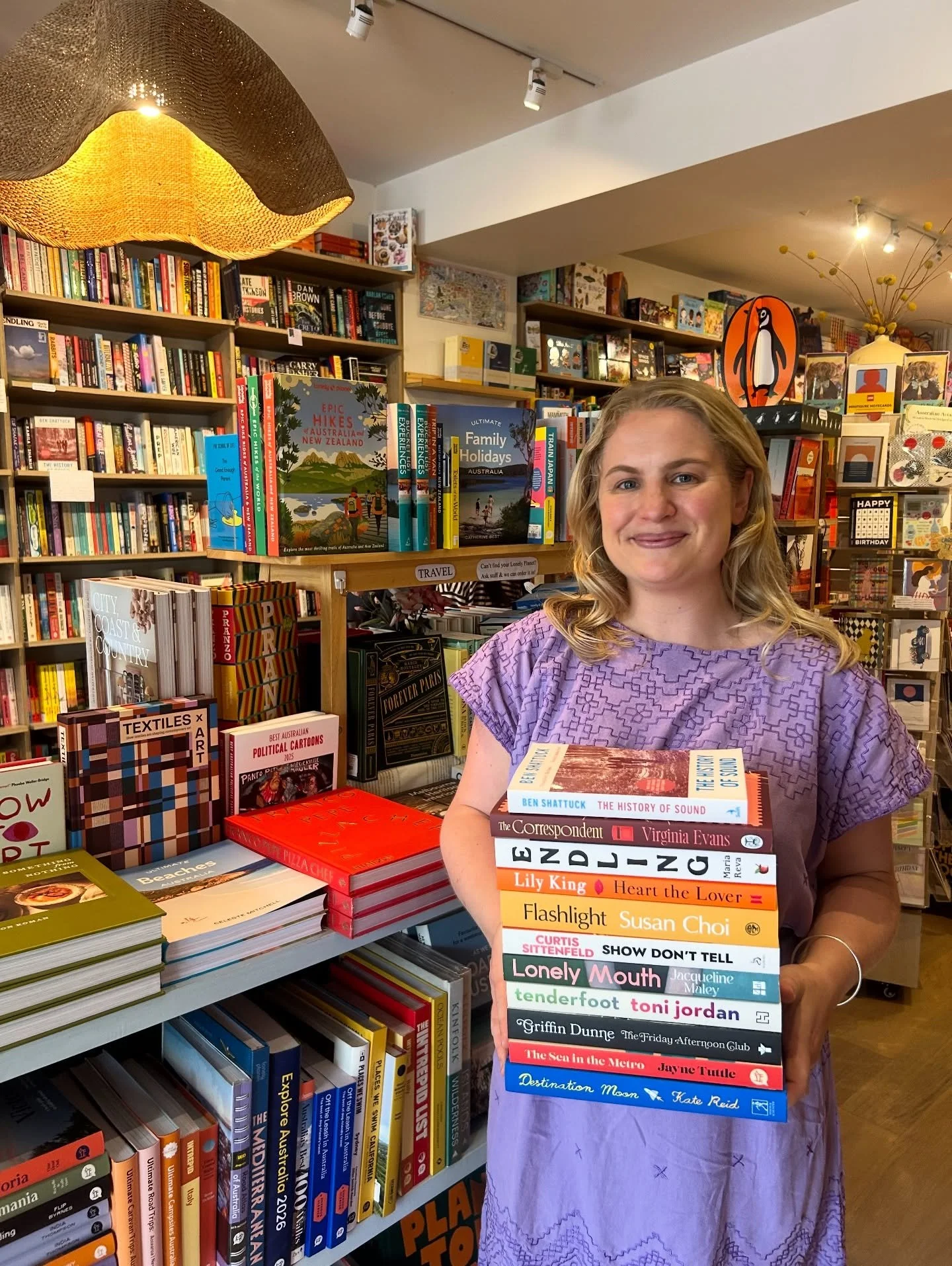 To wrap up our favourite reads, here&rsquo;s Bella with the books she loved most in 2025! ✨

The History of Sound of @benshattuck_ 🎼
The Correspondent by @virginia.l.evans 📫
Endling by @revawrites 🐌 
Heart the Lover by @lilykingbooks &hearts;️
Fla