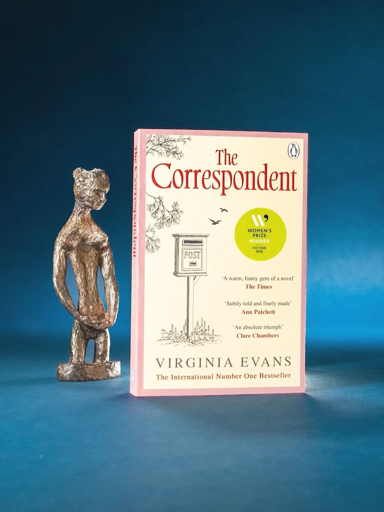 One of our all-time favourite books has won one of our all-time favourite prizes! 🏆💓📬

The Correspondent by @virginia.l.evans takes home the @womensprize for fiction 💌

As Chair of Judges @juliagillard wrote: &ldquo;The Correspondent by Virginia 