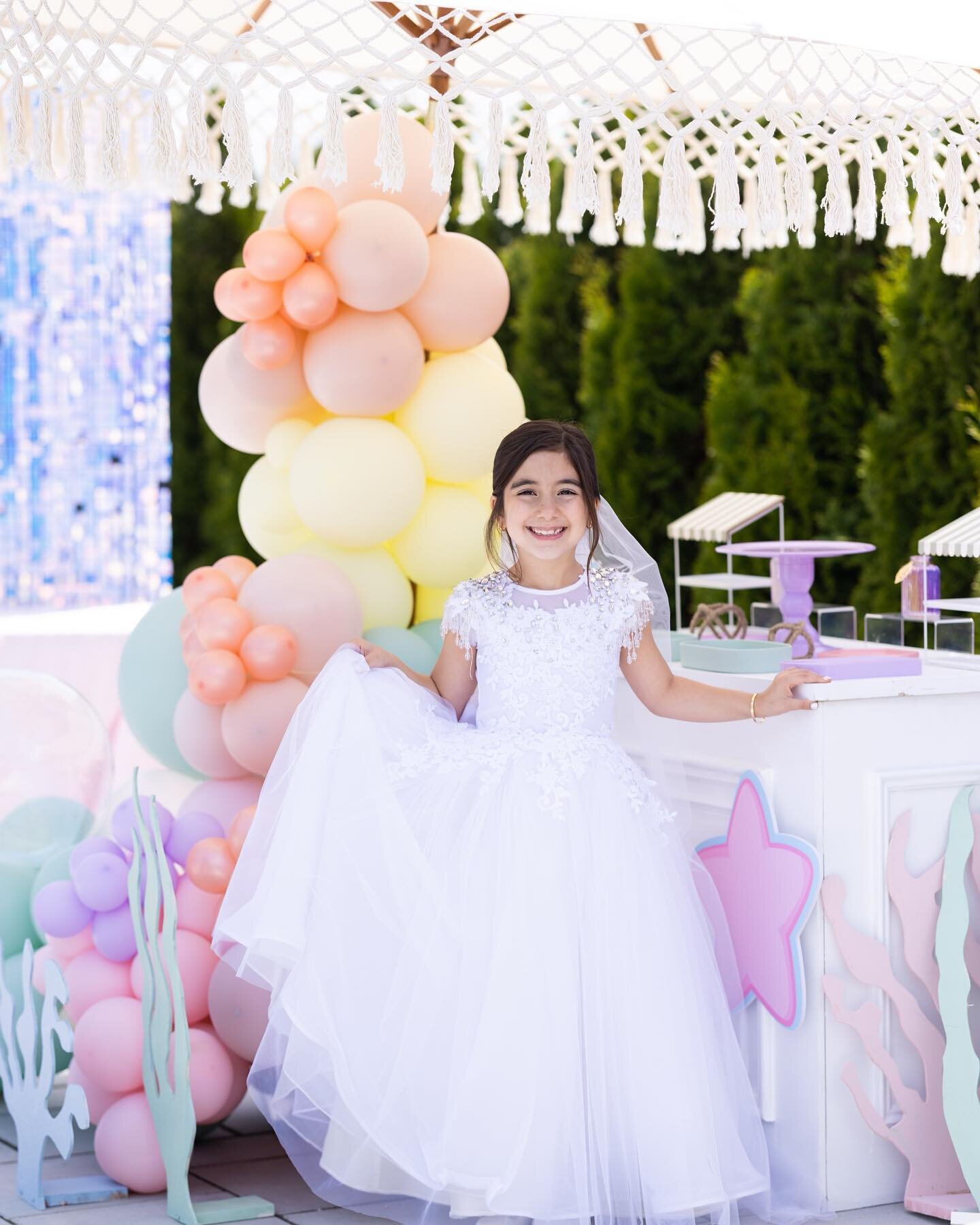 How beautiful is Mermaid Ella!? All dolled up on land for her communion. These pictures are just so perfect! 

#communion #girlcommunion #mermaid #mermaidparty #mermaidpartyideas #mermaidpartydecorations #birthday #festamenina #balloon #balloongarlan