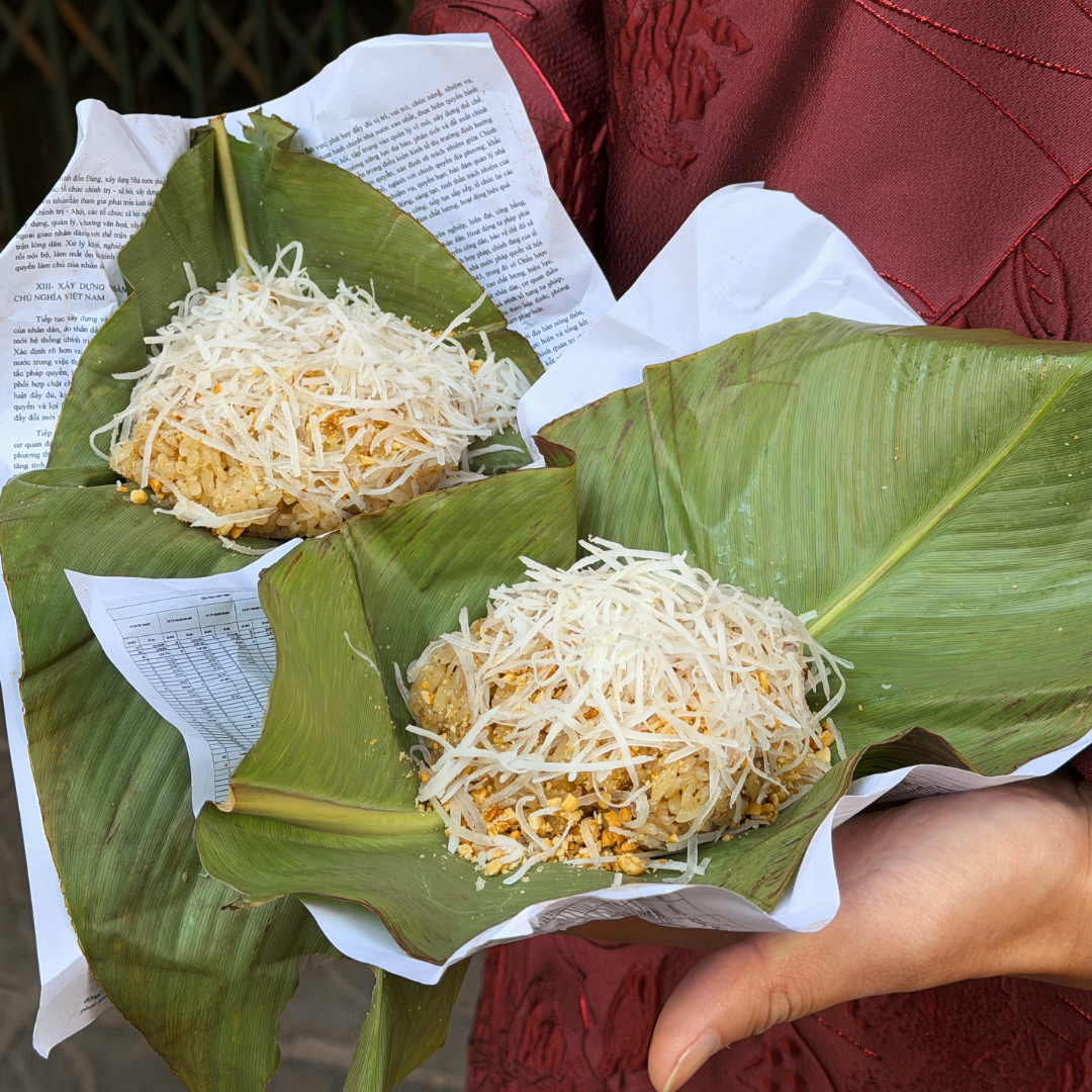 xôi dừa Hà Nội với dừa nạo và vừng rang thơm bùi