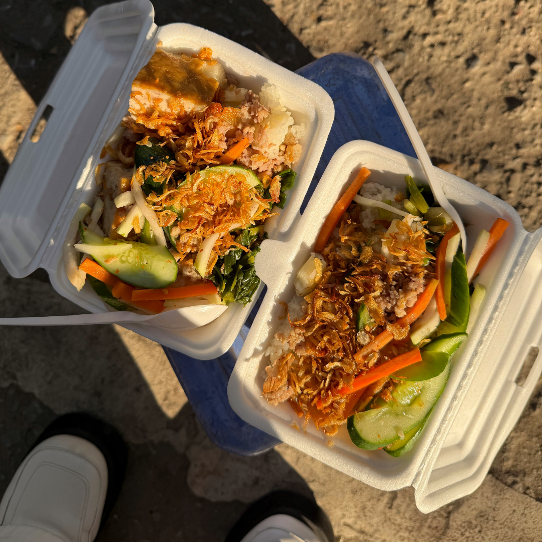 xôi sắn Hà Nội với sắn bở và mỡ hành nóng hổi