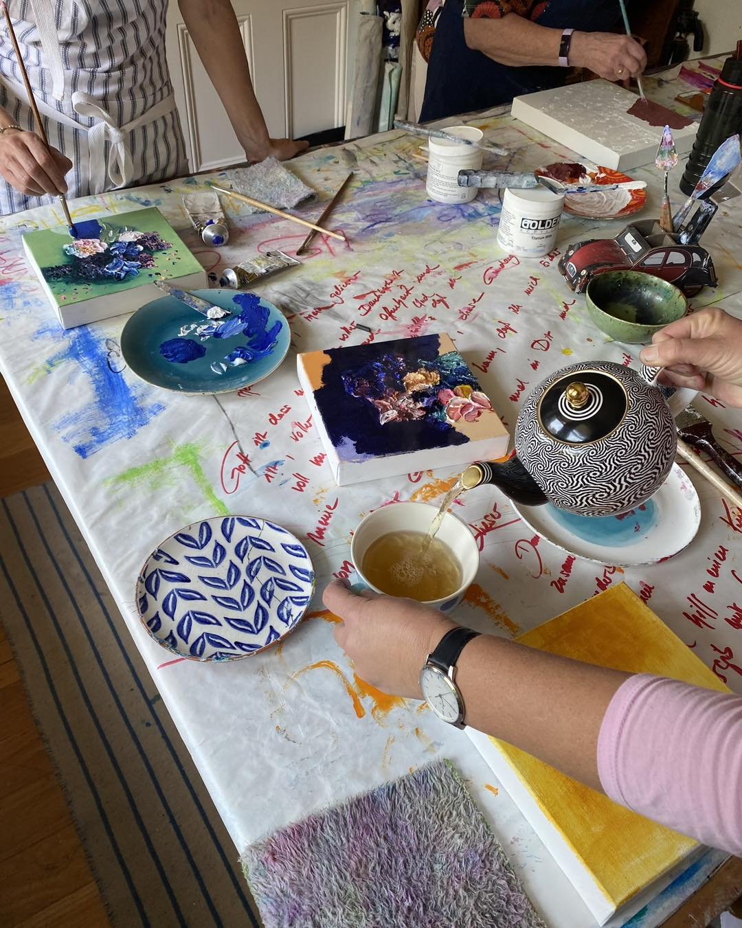 I wish you the best possible International Tea Day 🥰 and if you are in Balmain, you are always welcome in my studio for bottomless cups of tea. 

#tea #internationalteaday #bottomless #balmain #art #artstudios #welcome #balmainartist #acolourfullife