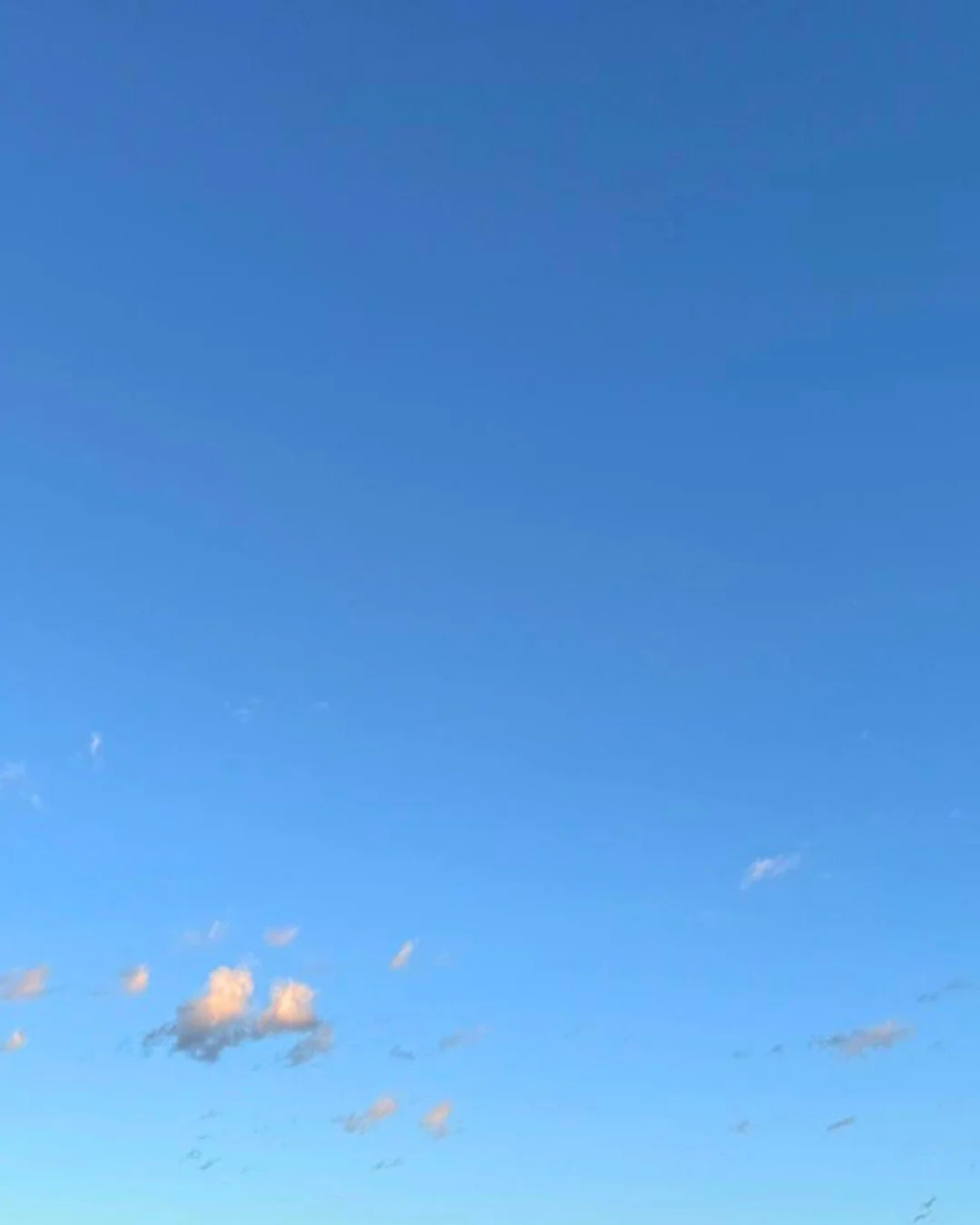 Soft skies, gentle blends, and a bit of magic.

Here&rsquo;s how to bring your clouds to life:

☁️ Start with your sky tone &ndash; blend from warm to cool
☁️ Use soft brushes + light pressure for fluffiness
☁️ Vary the shapes, but keep a natur