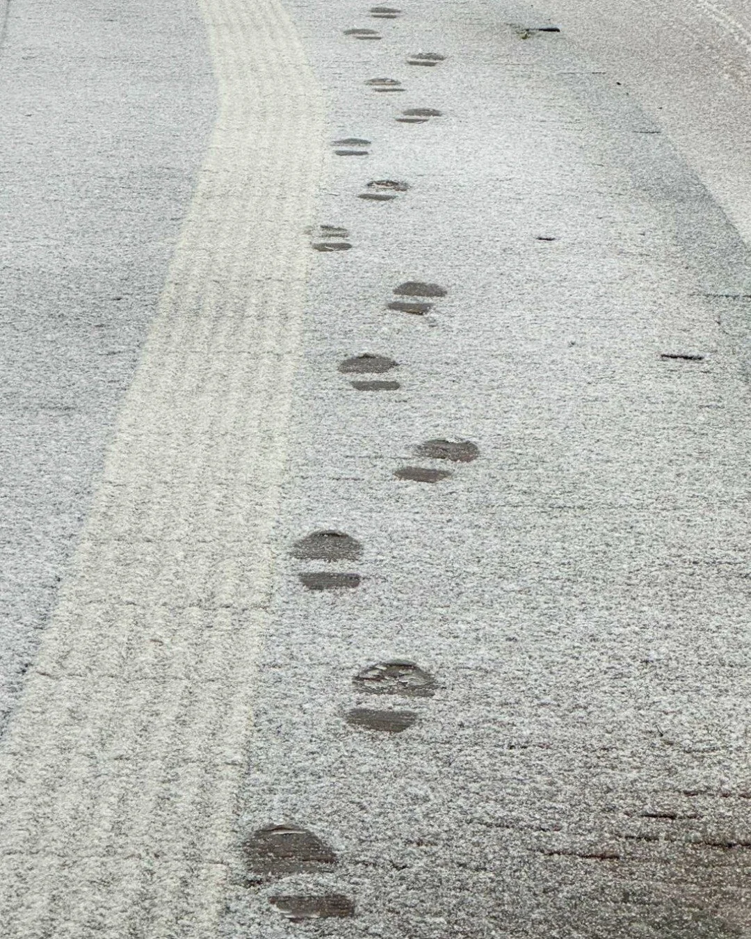 We make small impacts every day.
Footsteps in the snow.
Hands shaping sand.
Moments that appear, and then quietly disappear again.

I think about how little things matter. How being present matters. How simply being here, noticing, touching, bre