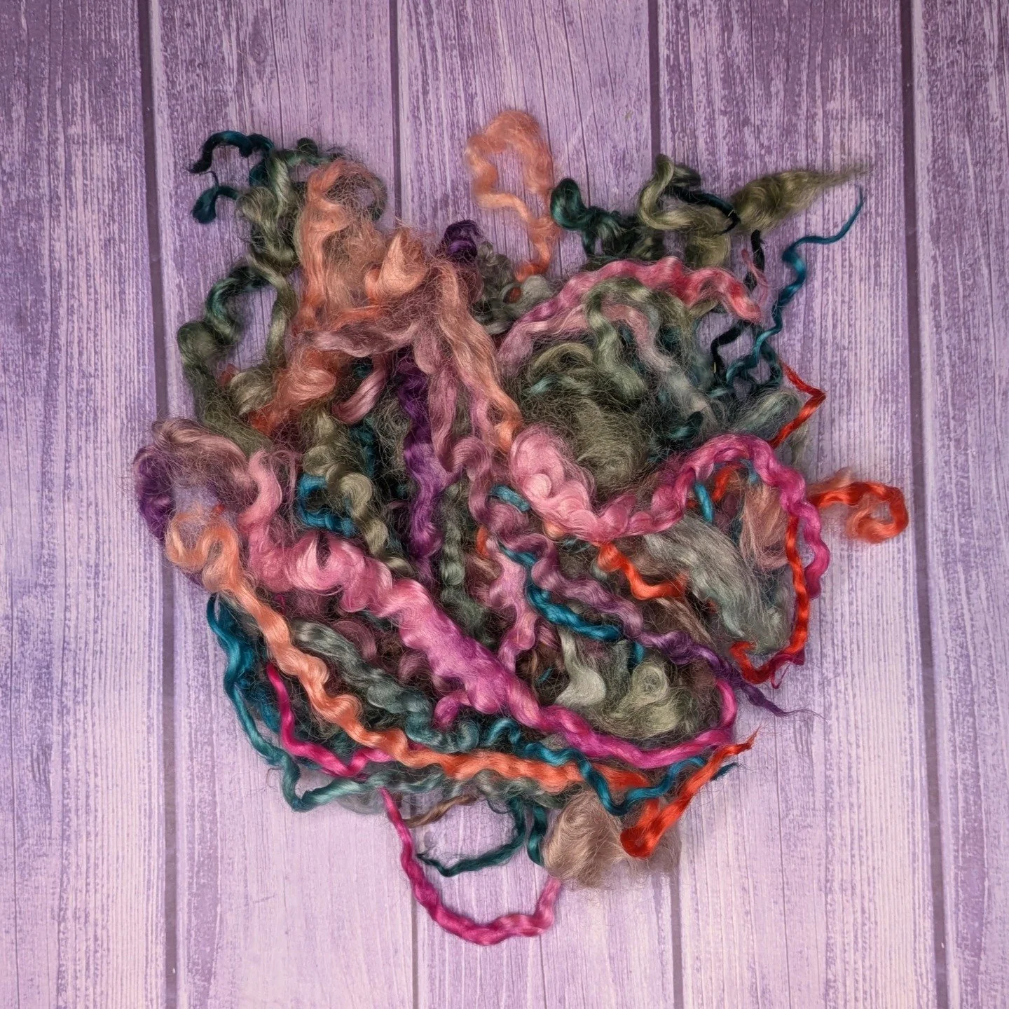 How about some color to brighten up November? This time last year I had the worst two weeks of my life, and I'm trying really hard to keep my mood up and think positively. Time in the dye pots definitely helps!

#OregonWool #handdyedwool