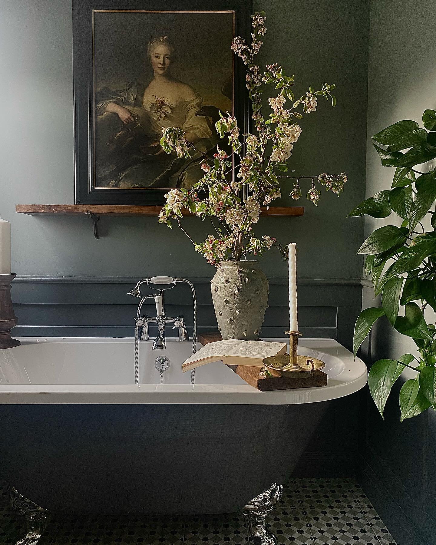 Welcoming Friday with a big branch of blossom from the garden 

And hello again after a little impromptu break. Lots going on lately.. we launched our website last week and still tweaking away at it! Link in bio, let me know what you think so far.

W