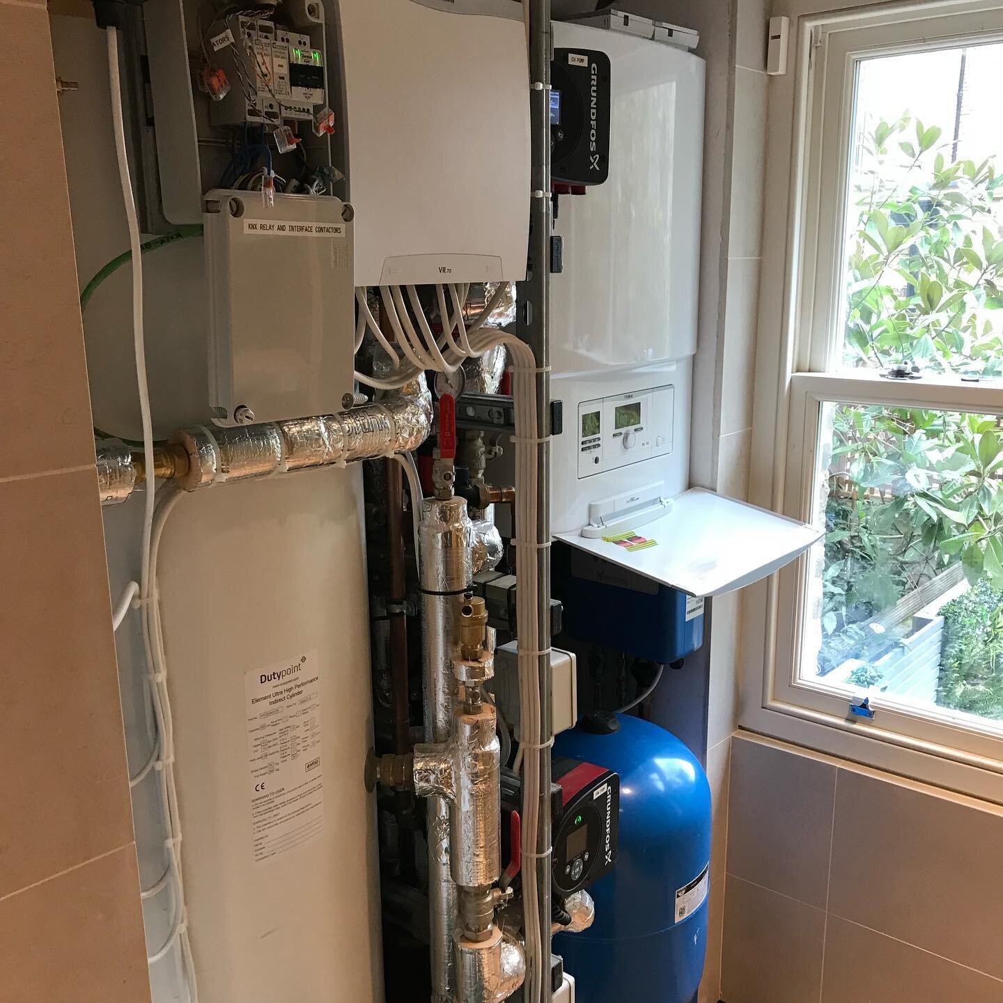 Arguably the works smallest plant room for a recent townhouse project in London. Credit to the plumber for making it fit.!
#BPH #mane #maneelectrical #engineering #electrician #sparkylife #vaillant #grundfospumps #knx