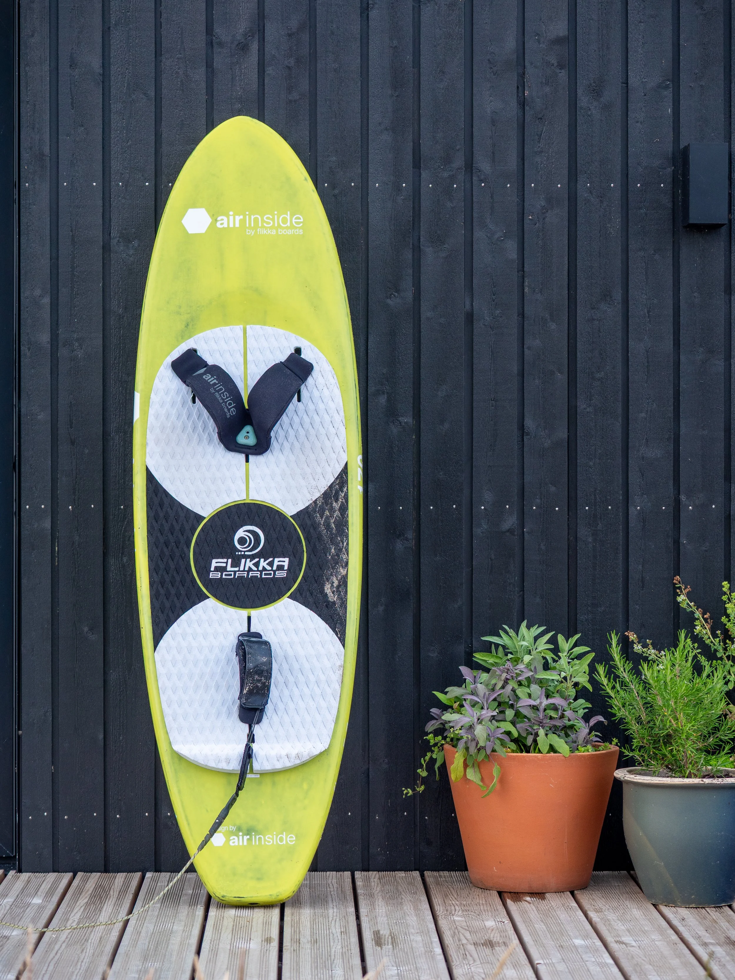 Ein Airinside Midlenght Foilboard das kostenlos zum Testen im Camp ist