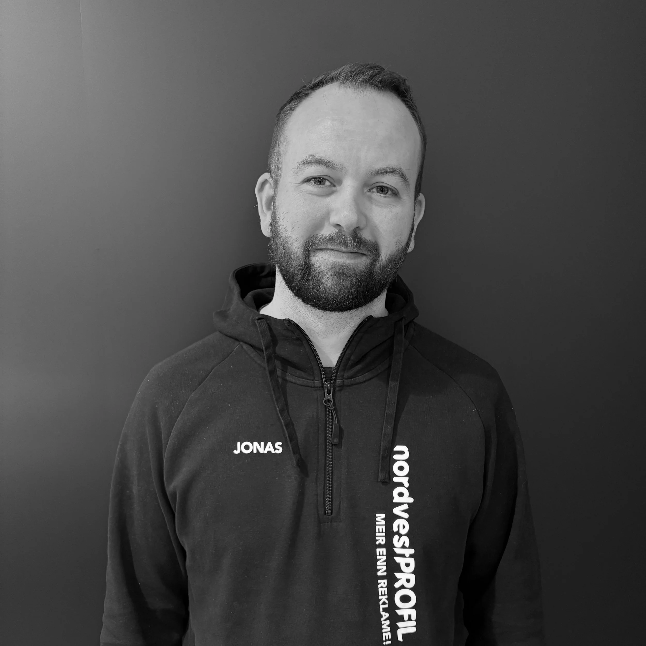 Industridesigner Jonas Garnes Rafteseth. Profilering, grafisk, design, montasje, produksjon, industri.