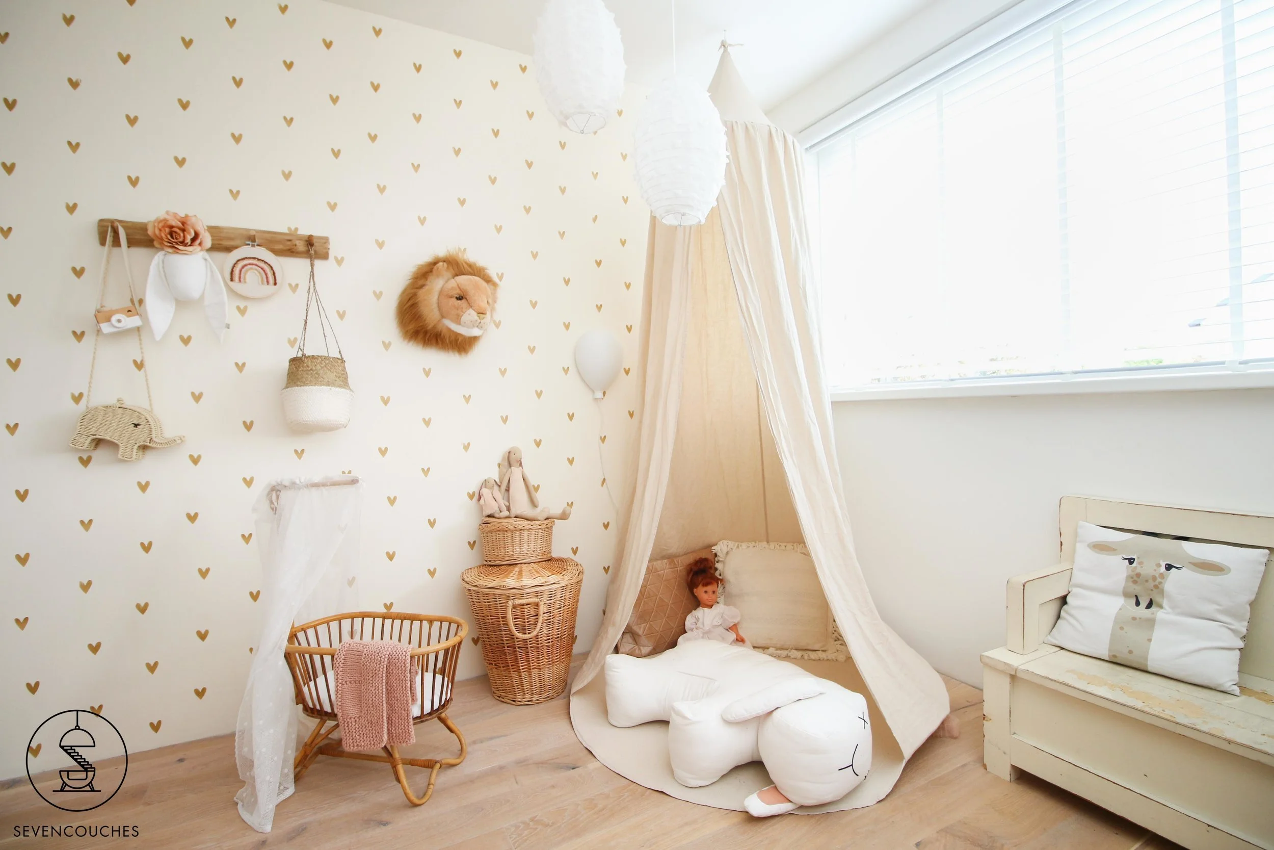 kinderkamer met speeltent en hartjesbehang