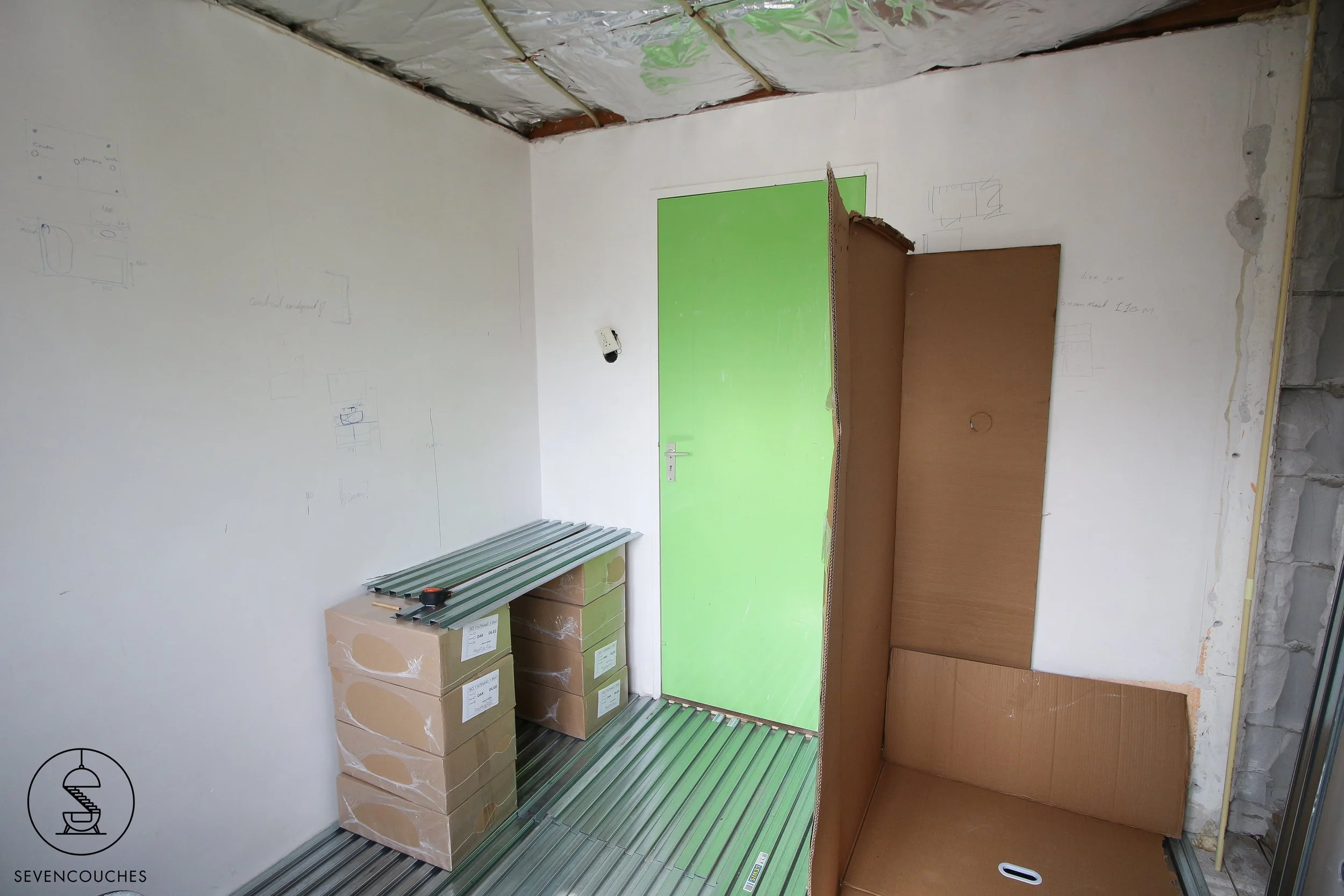 rommelkamer met groene deur