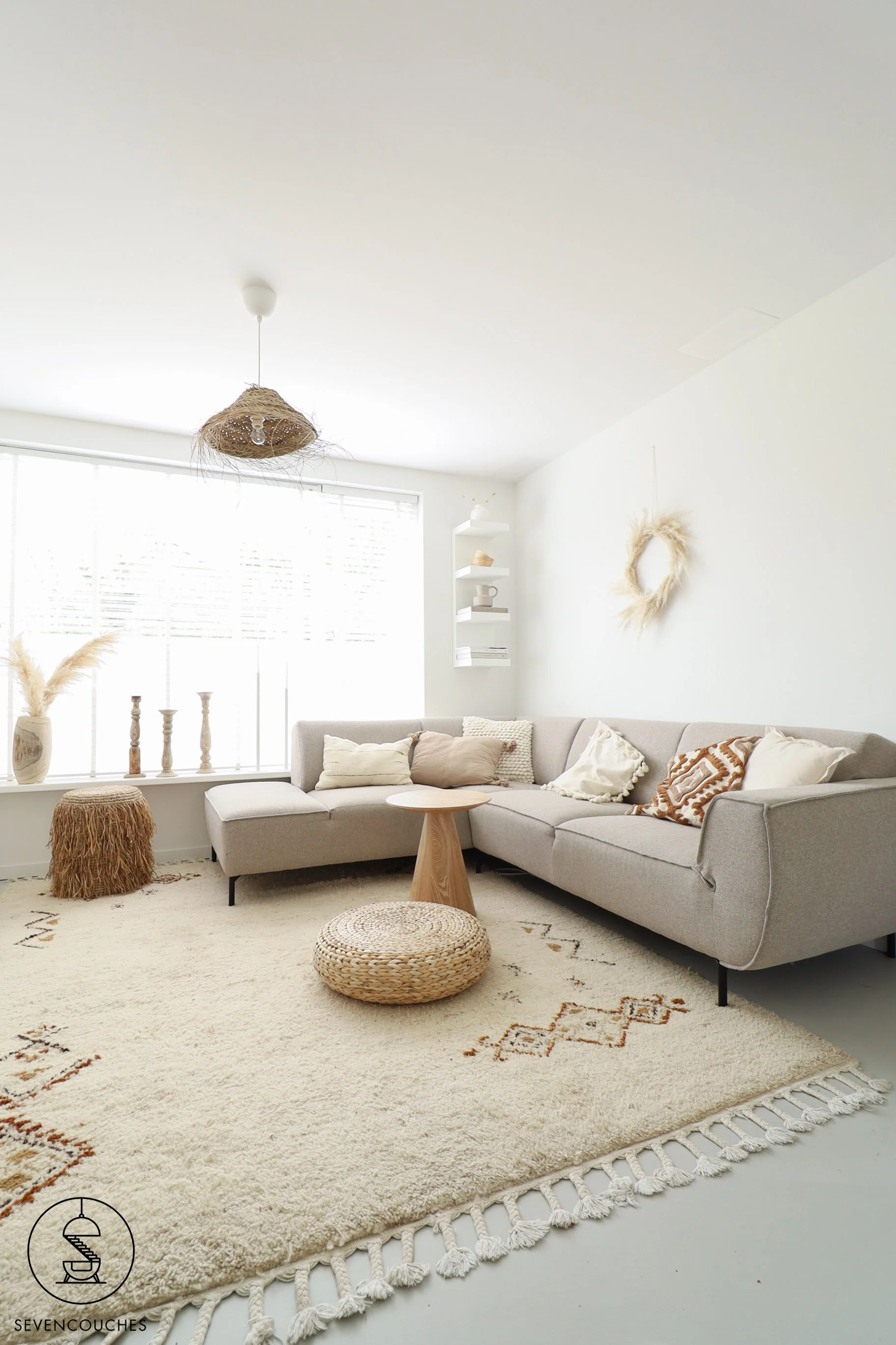 zithoek met grijze bank en vintage vloerkleed