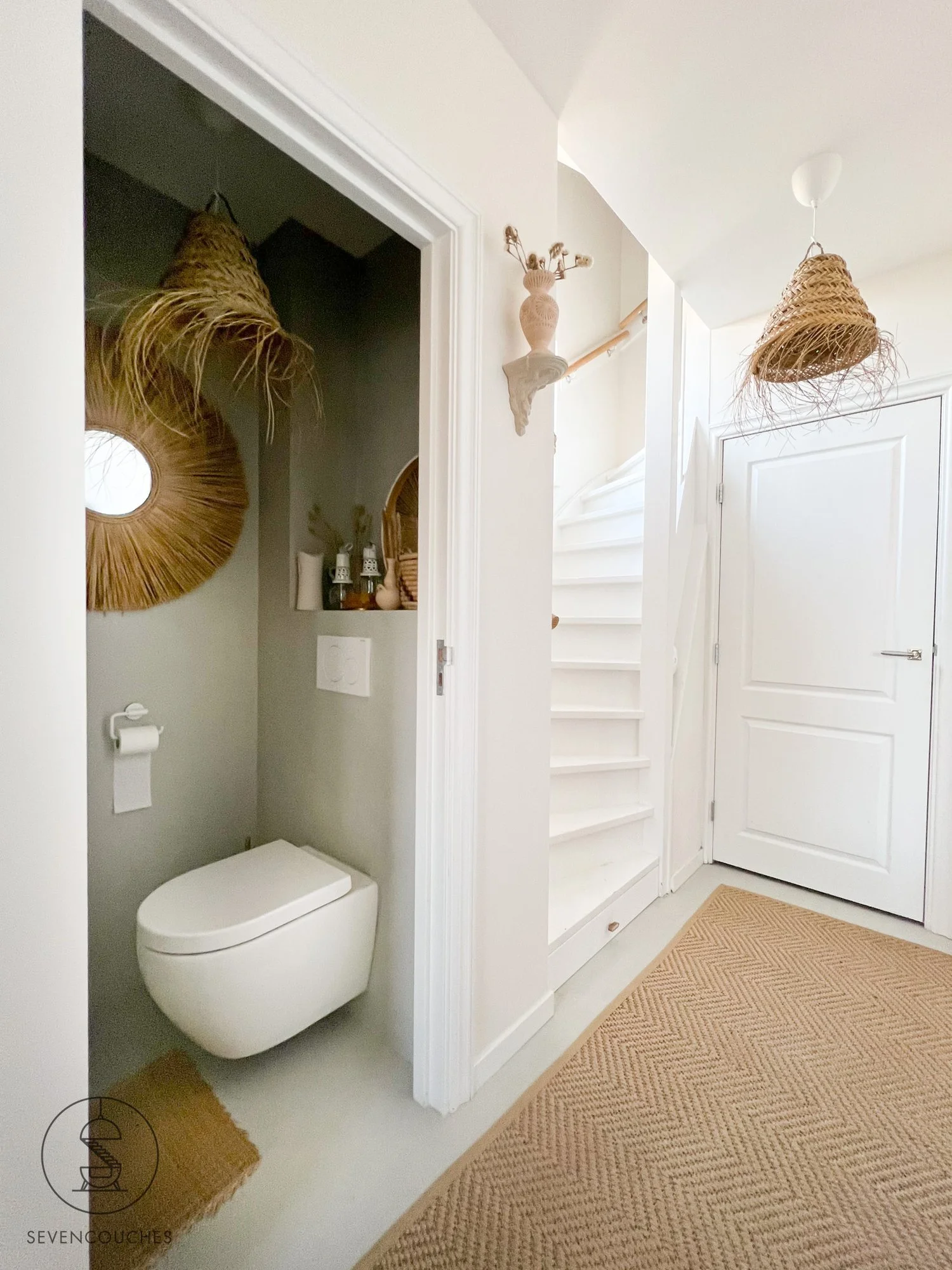 Toilet met rotan accessoires gemaakt met iPhone 13 pro (groothoek)