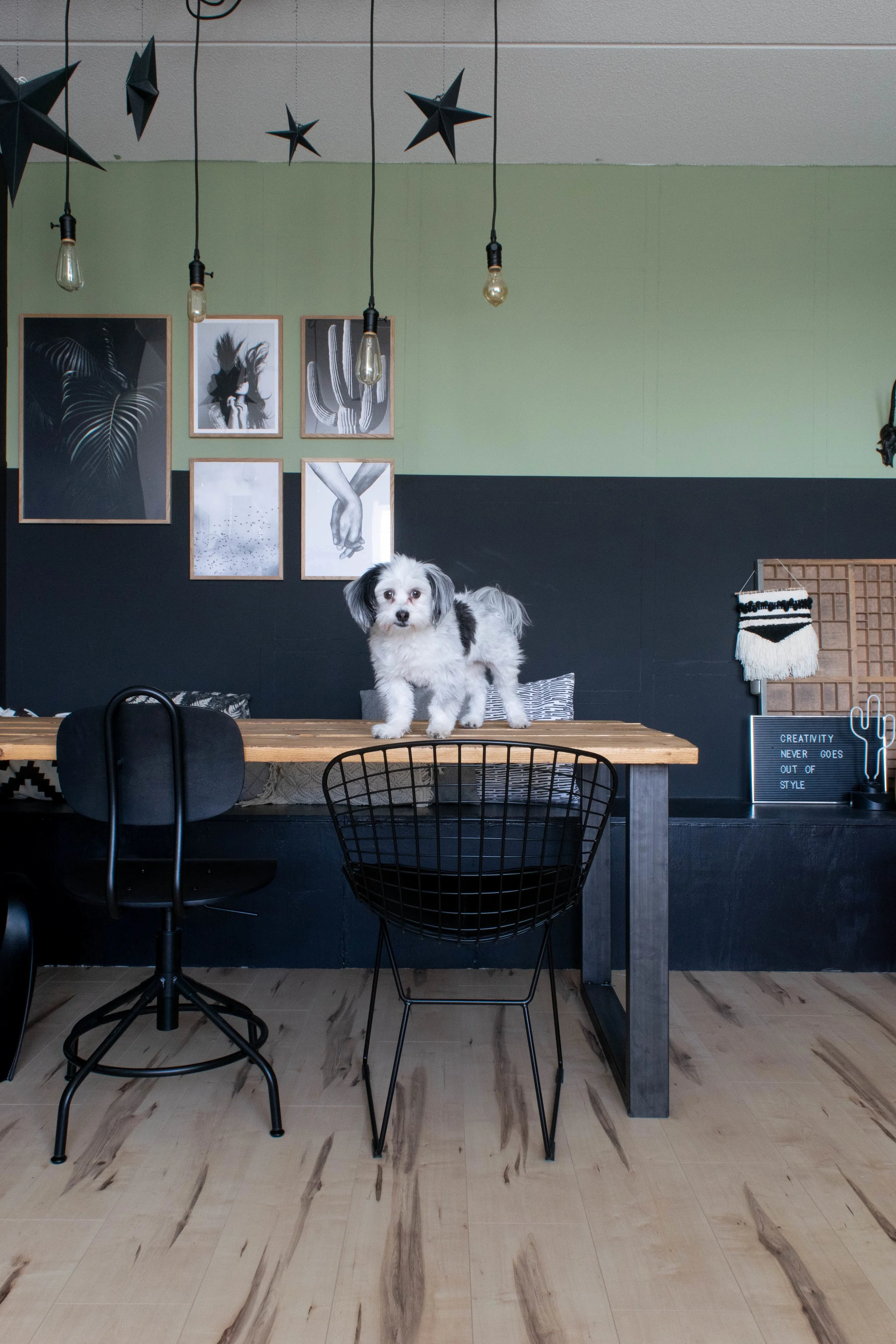 industrieel kantoor met zwarte stoelen