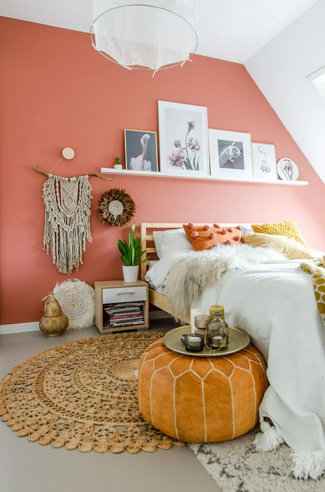 slaapkamer met koraalkleurige muur
