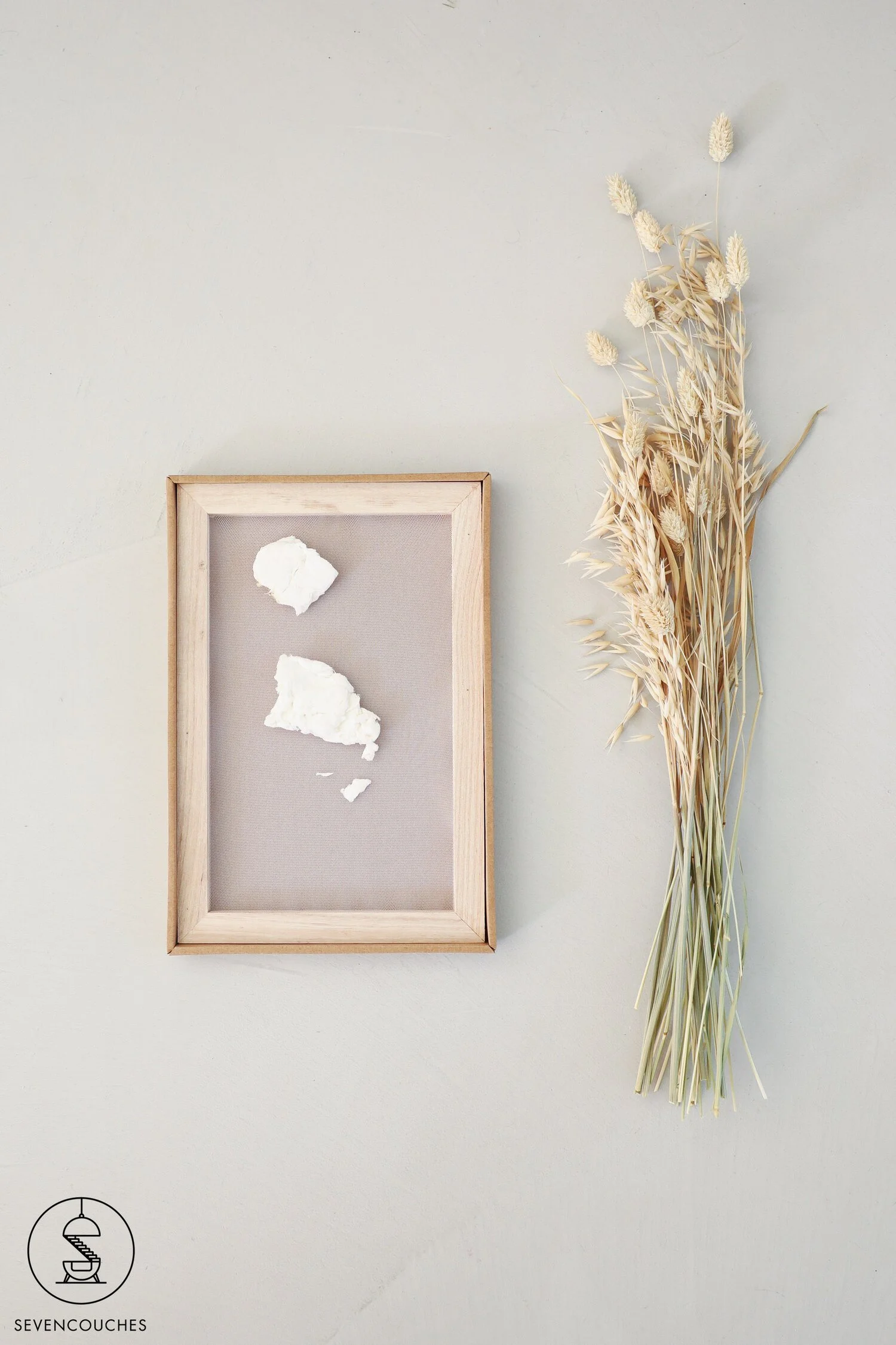 Lijst, pulp en bosje droogbloemen