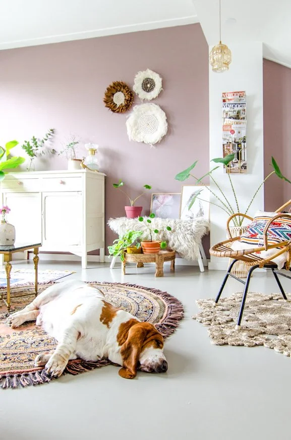 retro woonkamer met lila muur